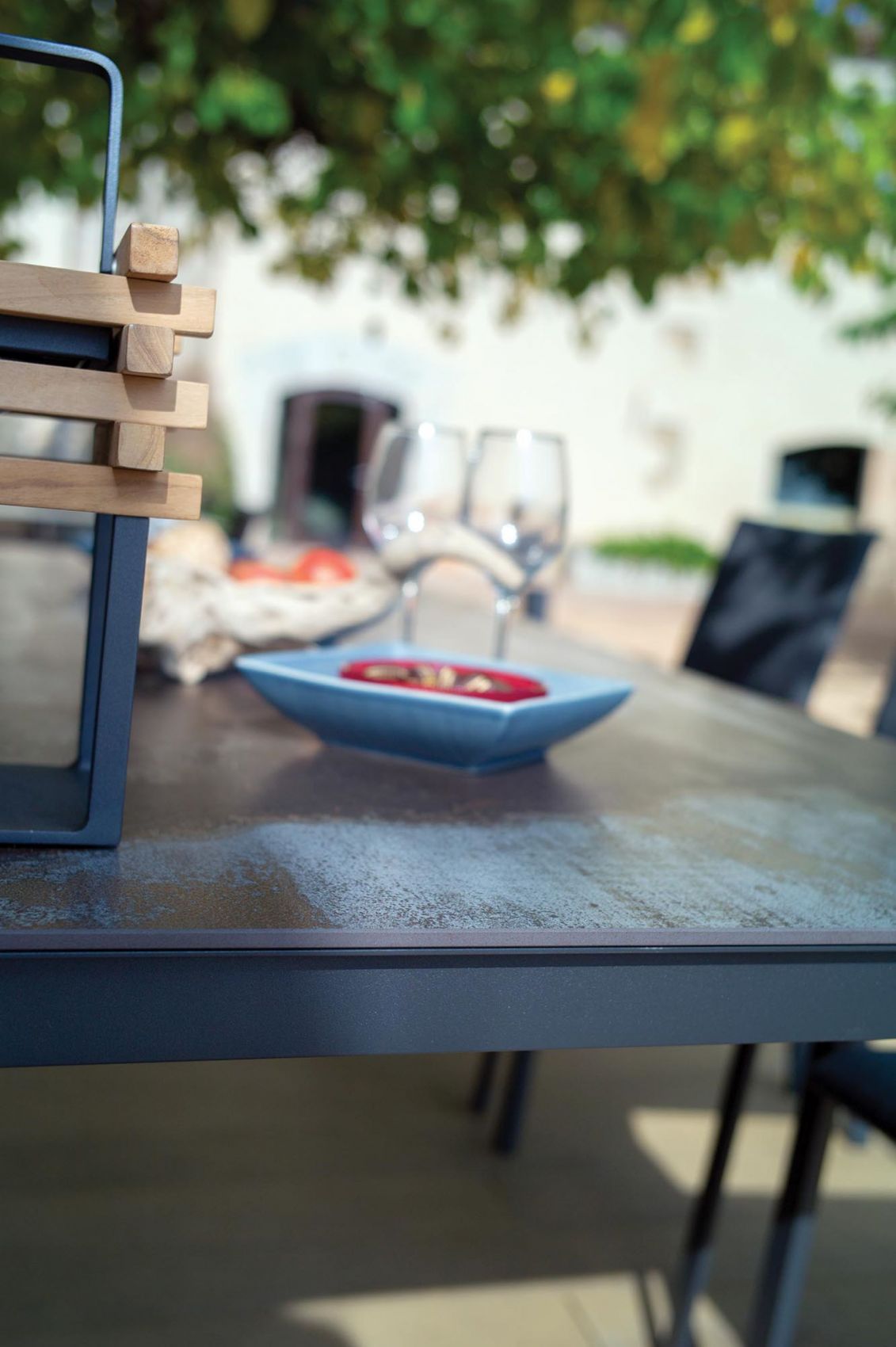 Table de repas design en aluminium et céramique de la collection Sélection par Iniciativa Exterior à Cannes