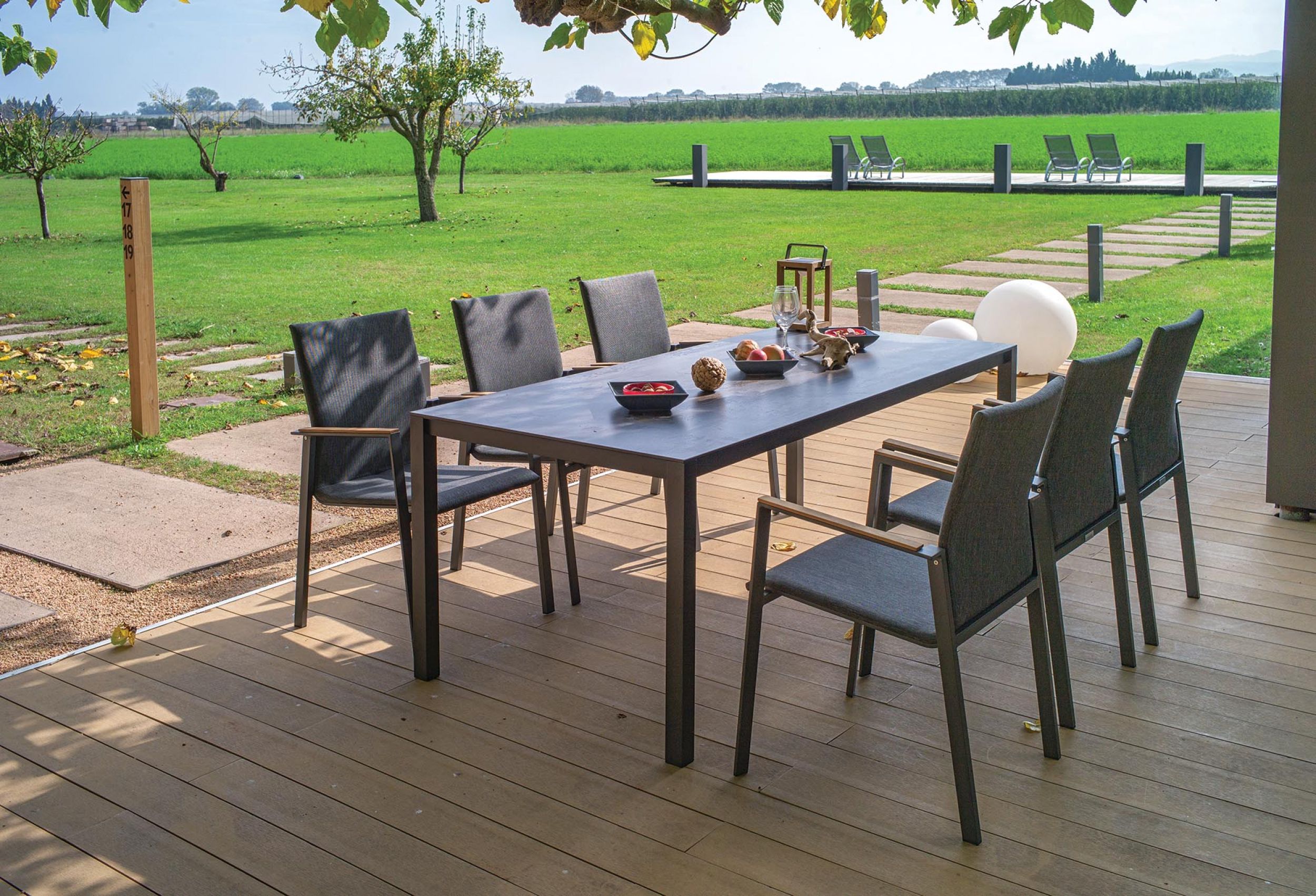 Table de repas en aluminium et céramique de la collection Duna par Iniciativa Exterior à Grasse