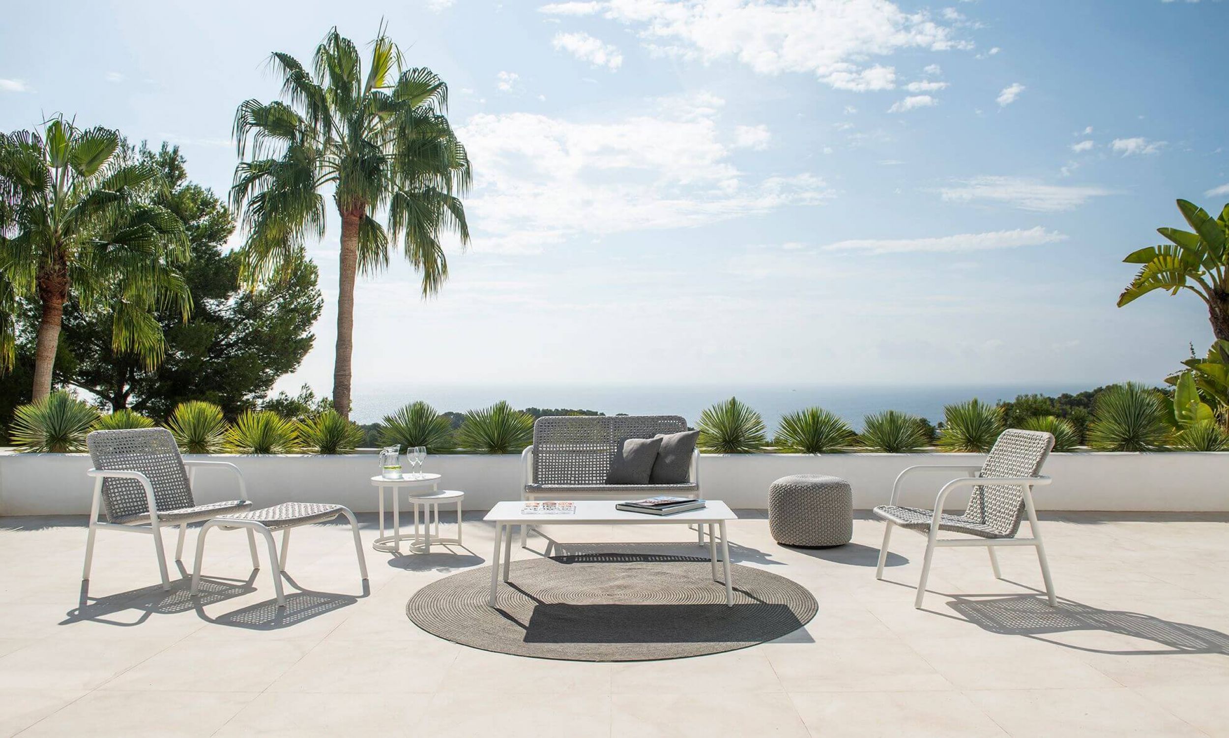 Salon de jardin moderne et design en aluminium thermo laqué collection Durham par Jati&Kebon à Paris