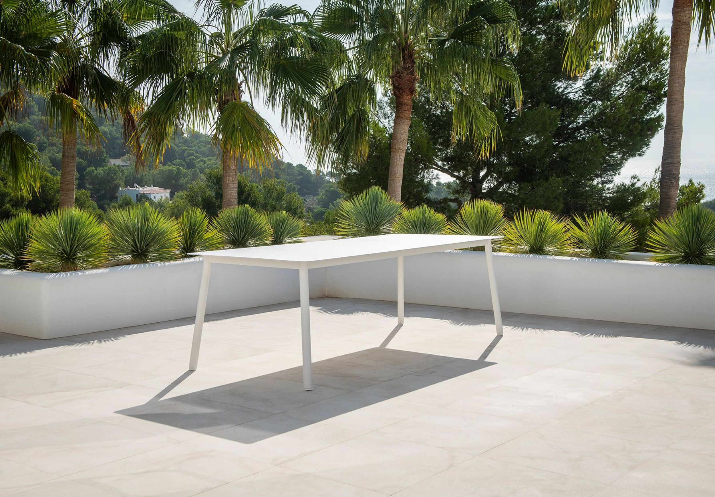 Table de repas en aluminium thermo laqué collection Durham par Jati&Kebon à Lyon