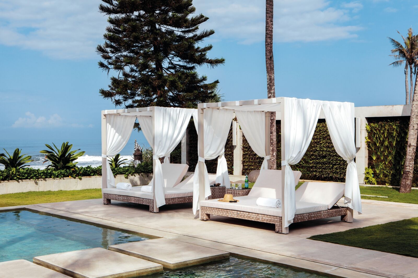 Lit de jardin design à baldaquins de la collection Anibal par Skyline