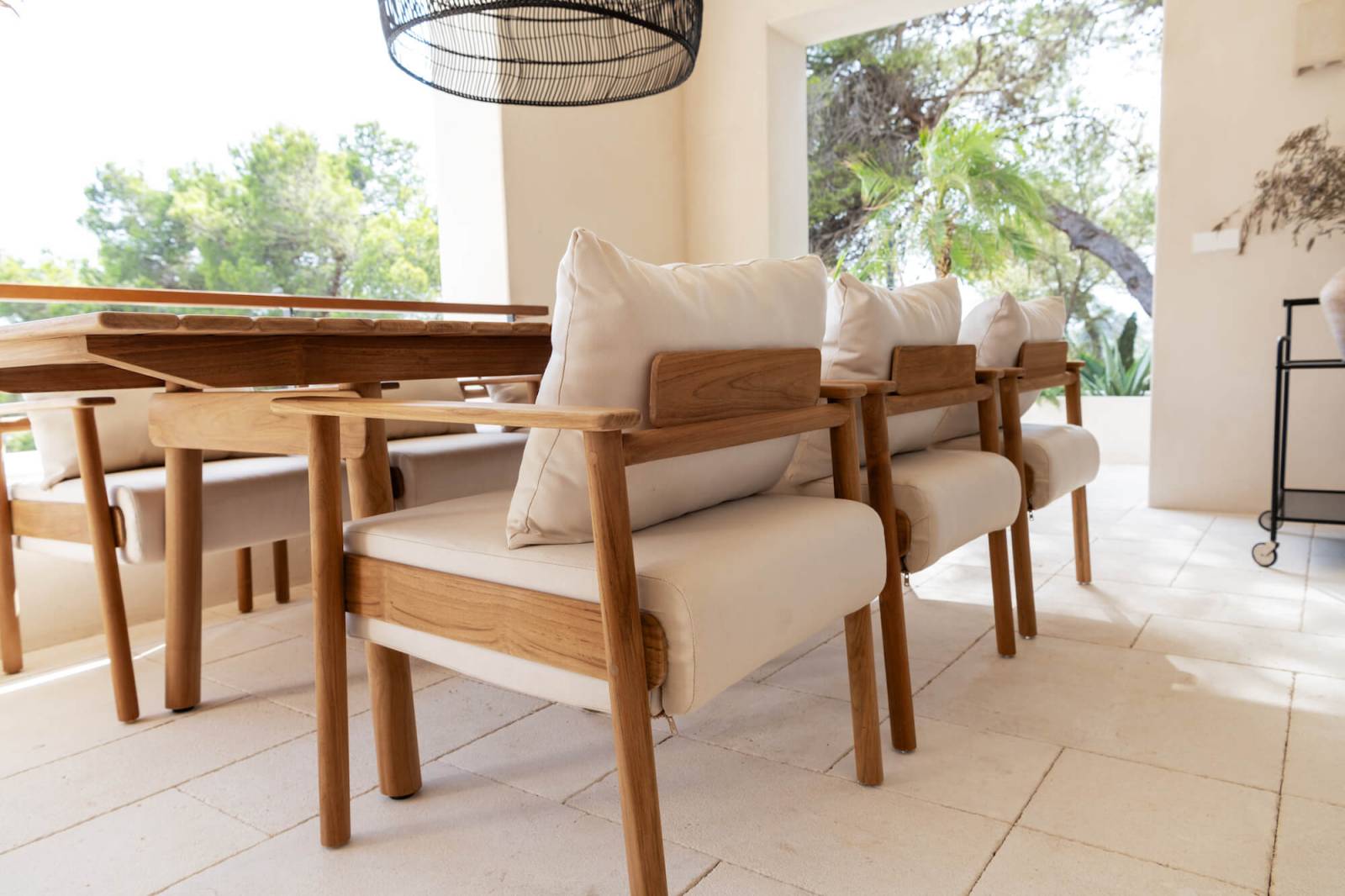 Fauteuil de repas en teck et coussins sunbrella collection Pomalo