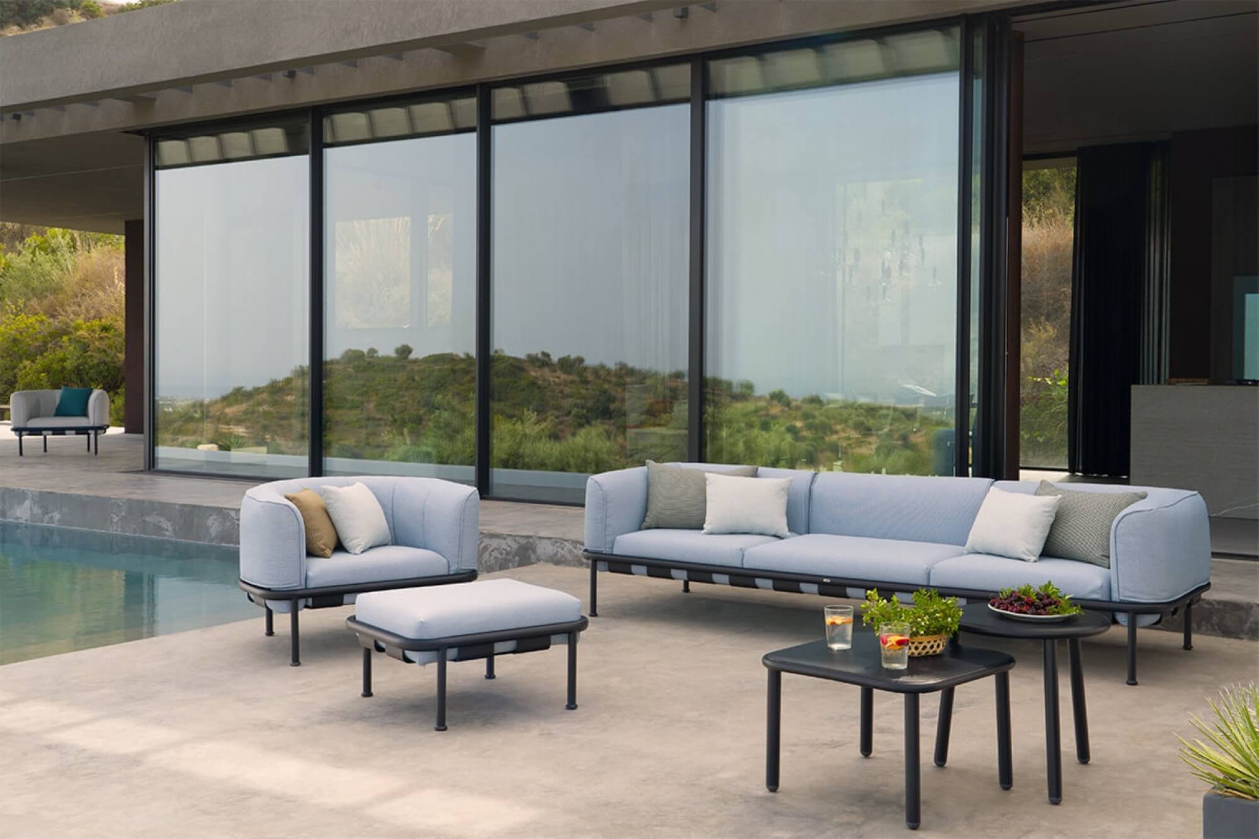 Salon de jardin au multiple combinaisons de la collection Dock par Emu à Marseille