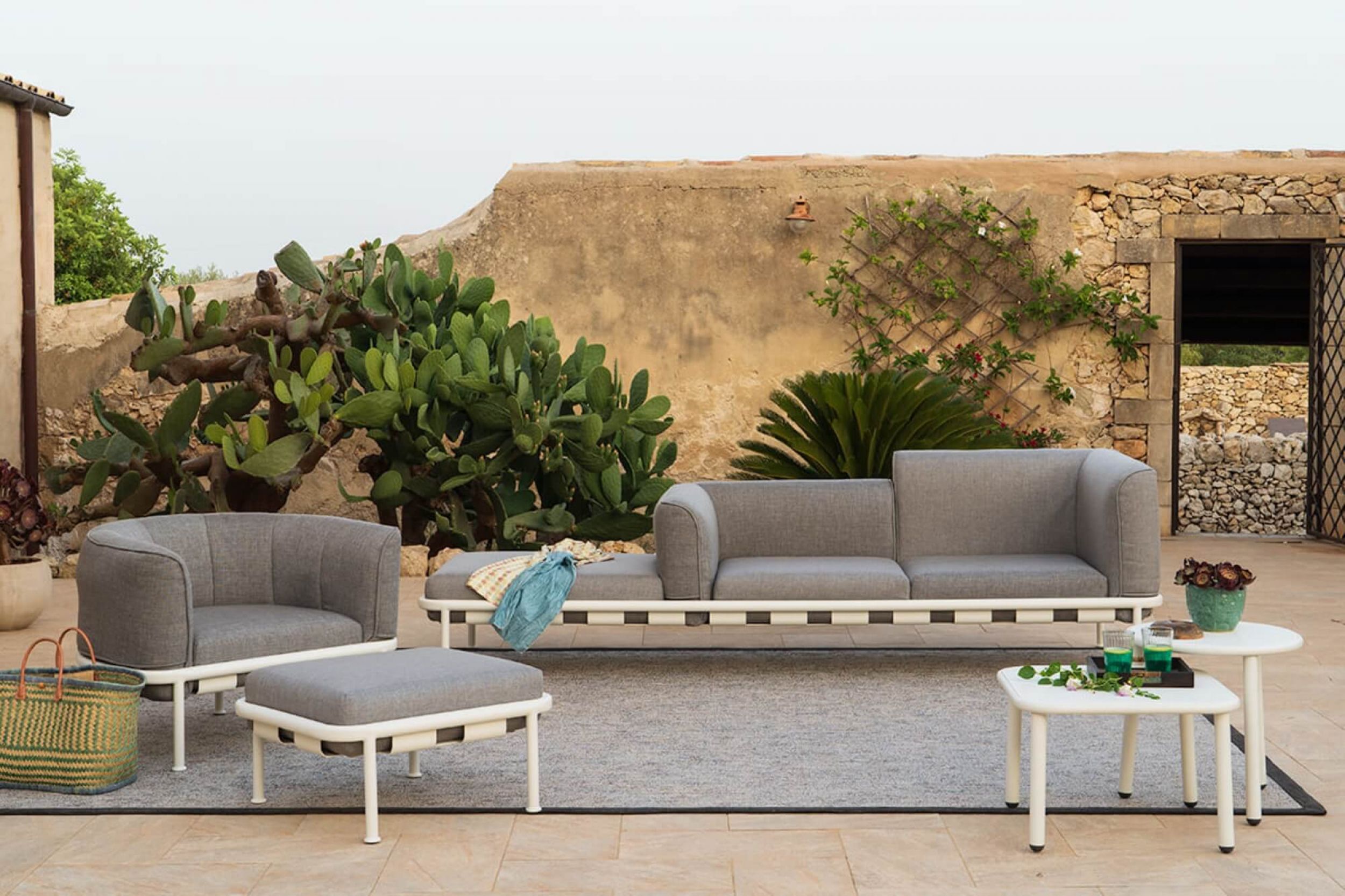 Salon de jardin au multiple combinaisons de la collection Dock par Emu à Toulon