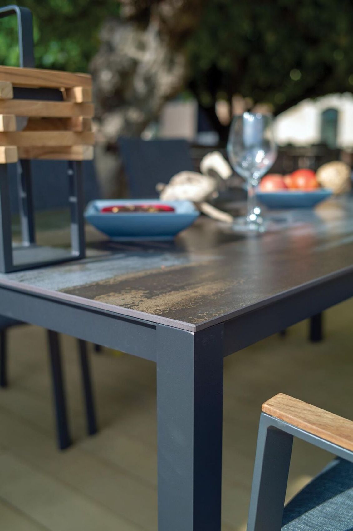 Table de repas à plateau en céramique et structure aluminium collection Duna par Iniciativa Exterior à Nice