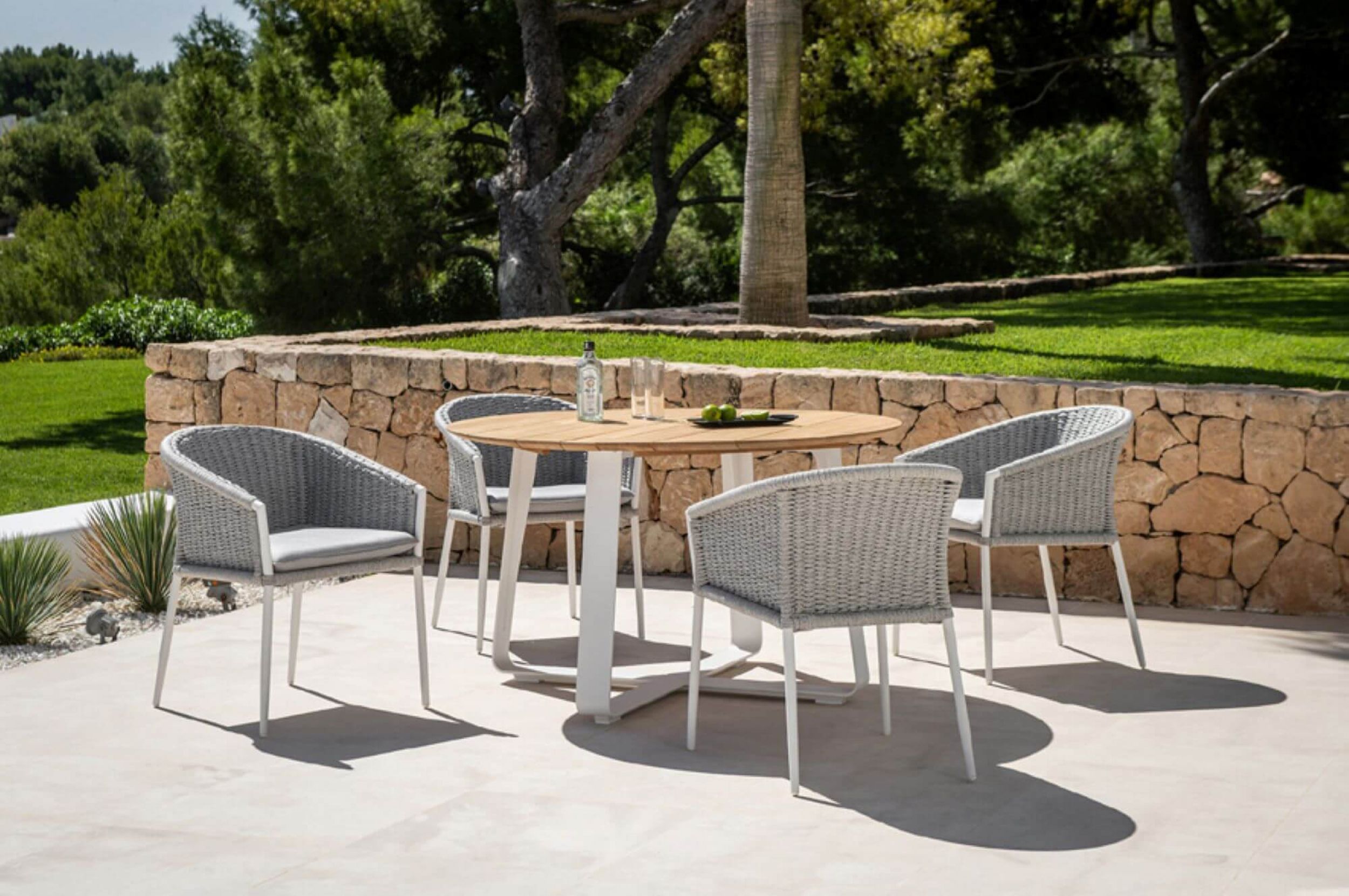 Table ronde en aluminium et teck collection Elko par Jati&Kebon à Lyon