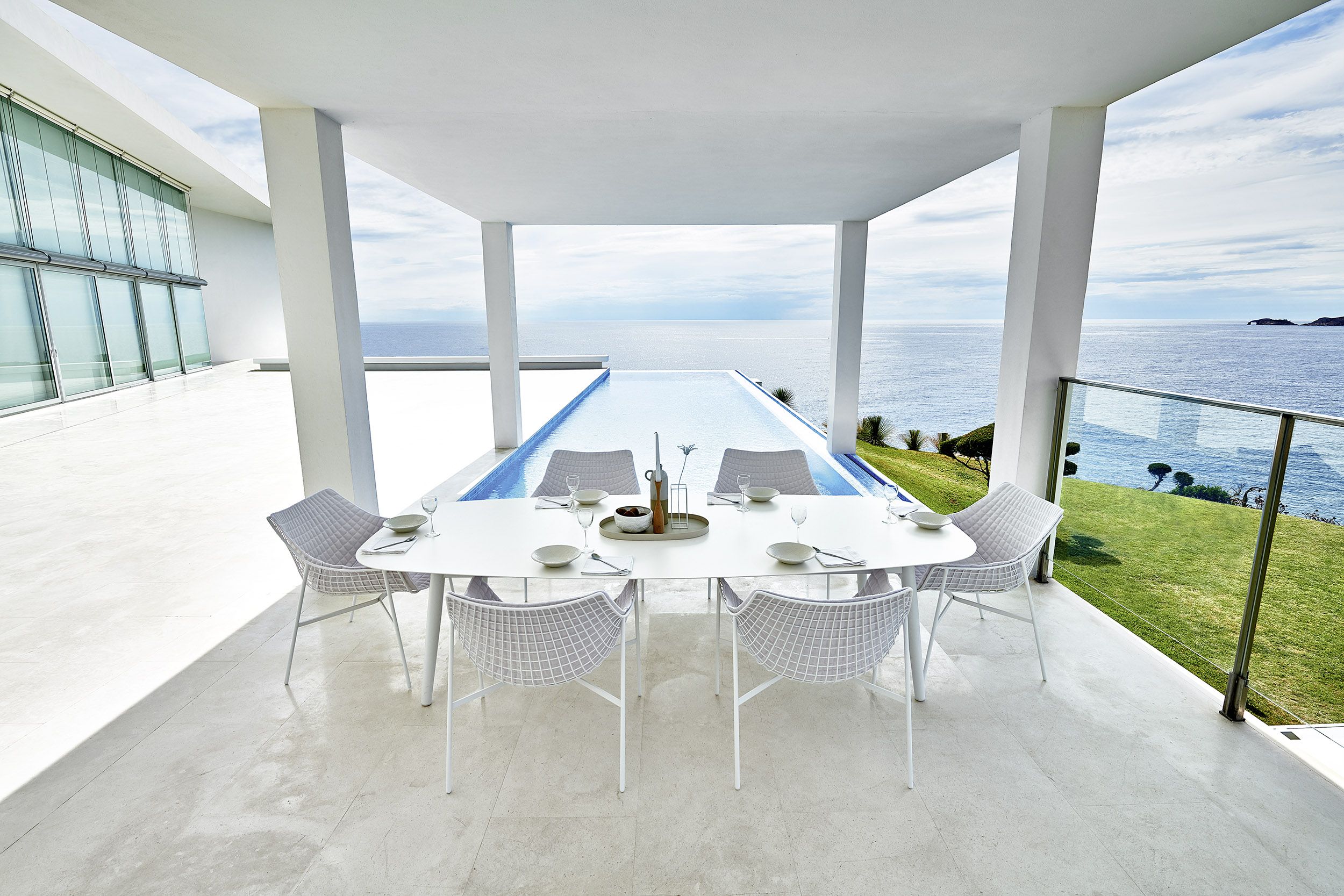 Table à manger en aluminium et plateau hpl ou céramique collection Ellisse par Varaschin