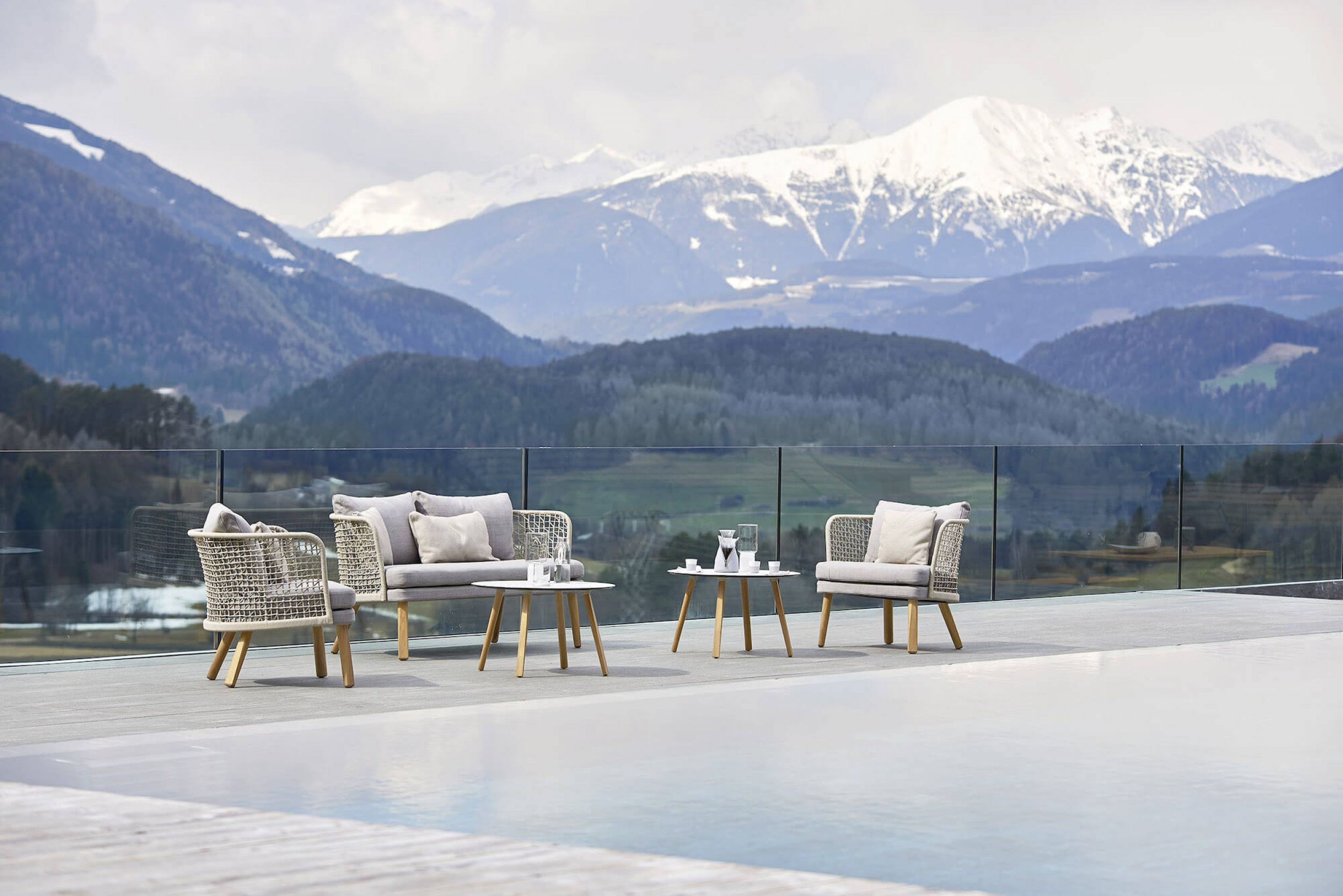 Salon de jardin en bois et cordes beiges de la collection Emma part Varaschin