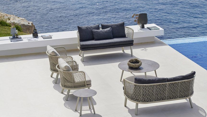 Vue d'ensemble sur le canapé 2 places et ses fauteuils de la collection Emma par Varaschin à Cagnes-sur-mer