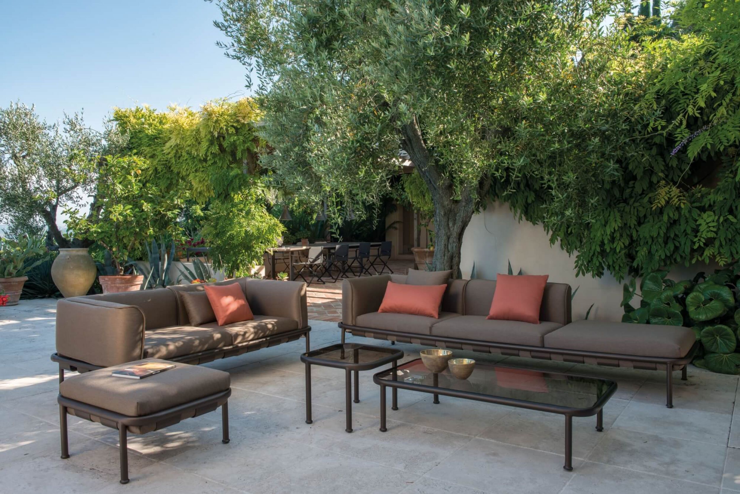 Salon de jardin au multiple combinaisons de la collection Dock par Emu à Cannes