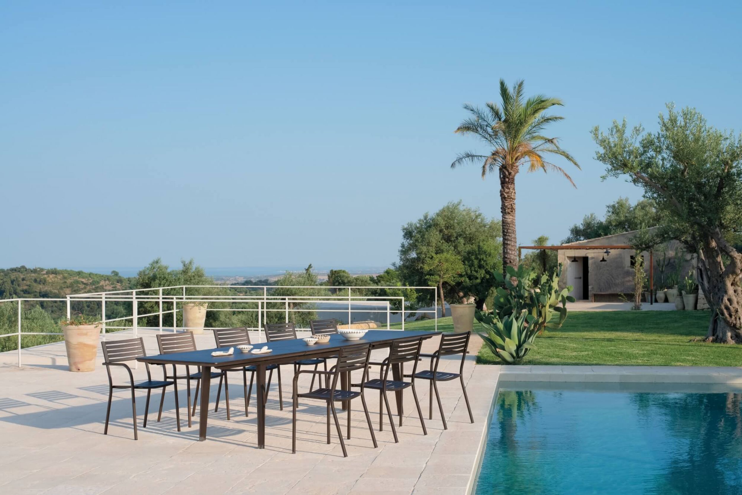 Table extensible en acier galvanisé de la collection Plus4 par Emu à Toulon