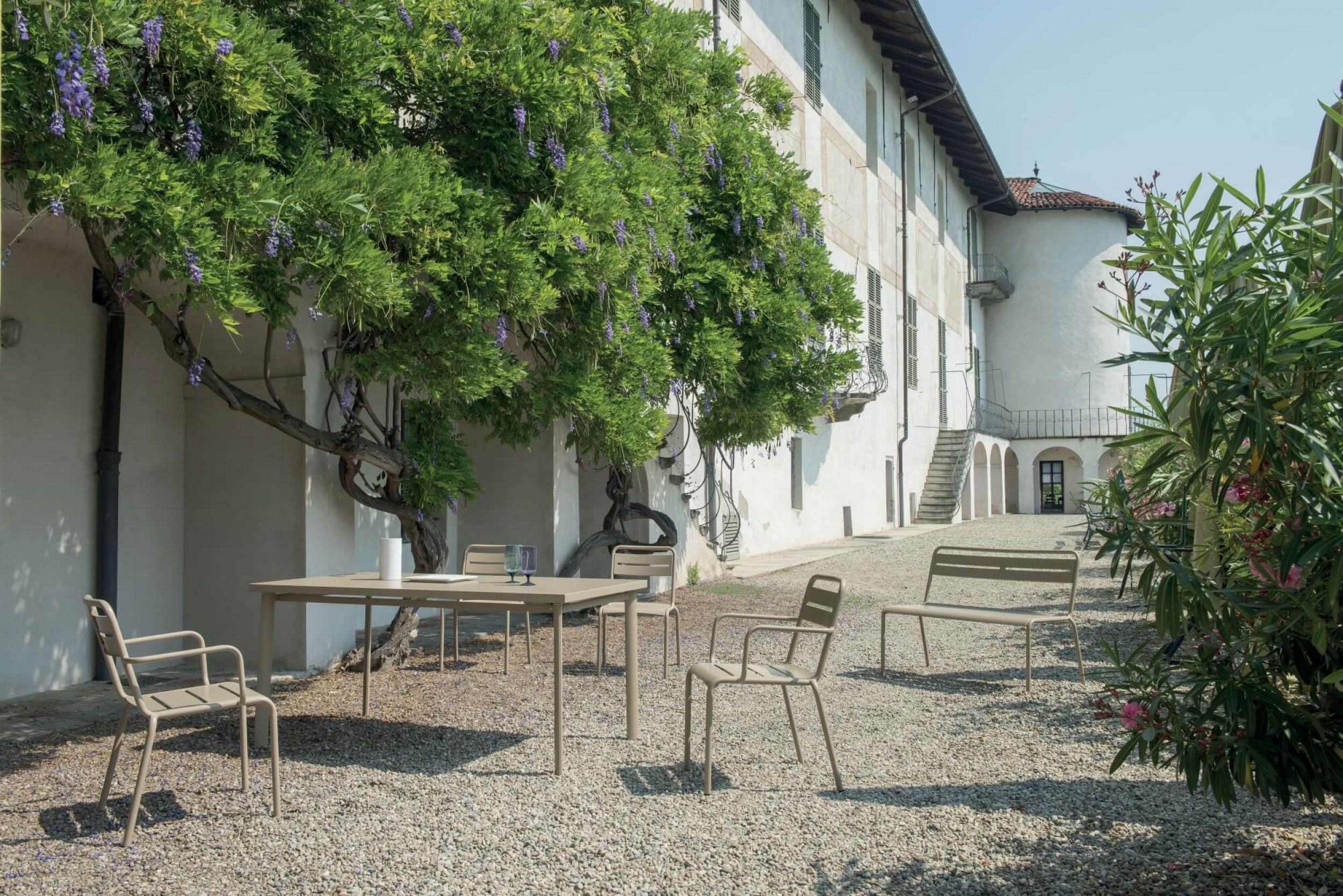 Canapé coloré en acier galvanisé collection Star par Emu à Aix