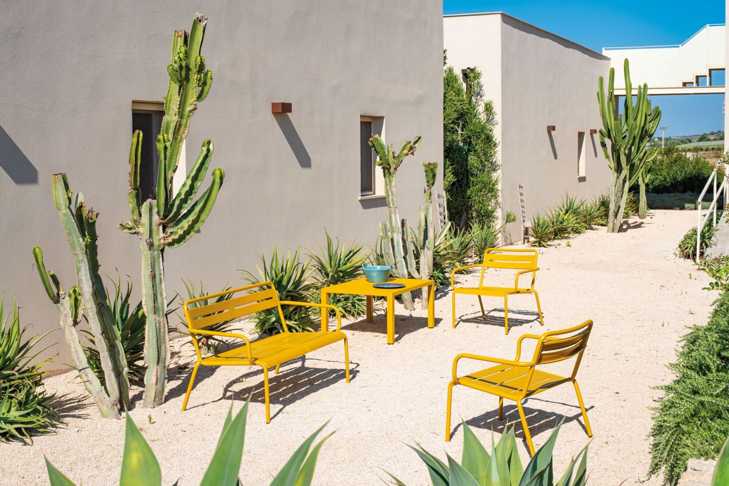 Canapé coloré en acier galvanisé collection Star par Emu à Marseille