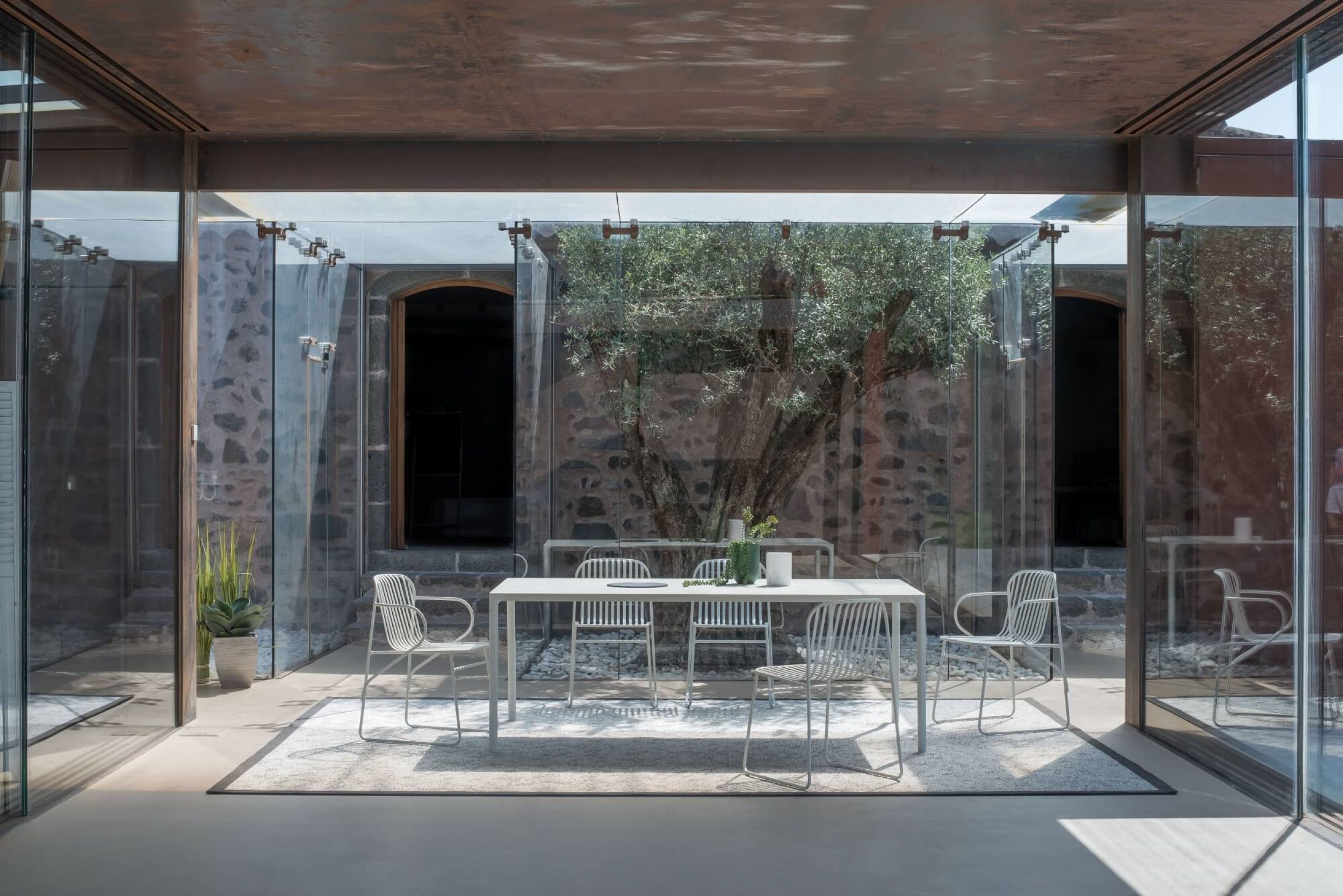 Chaise de repas graphique minimal en acier galvanisé collection Riviera par Emu à Bonifacio