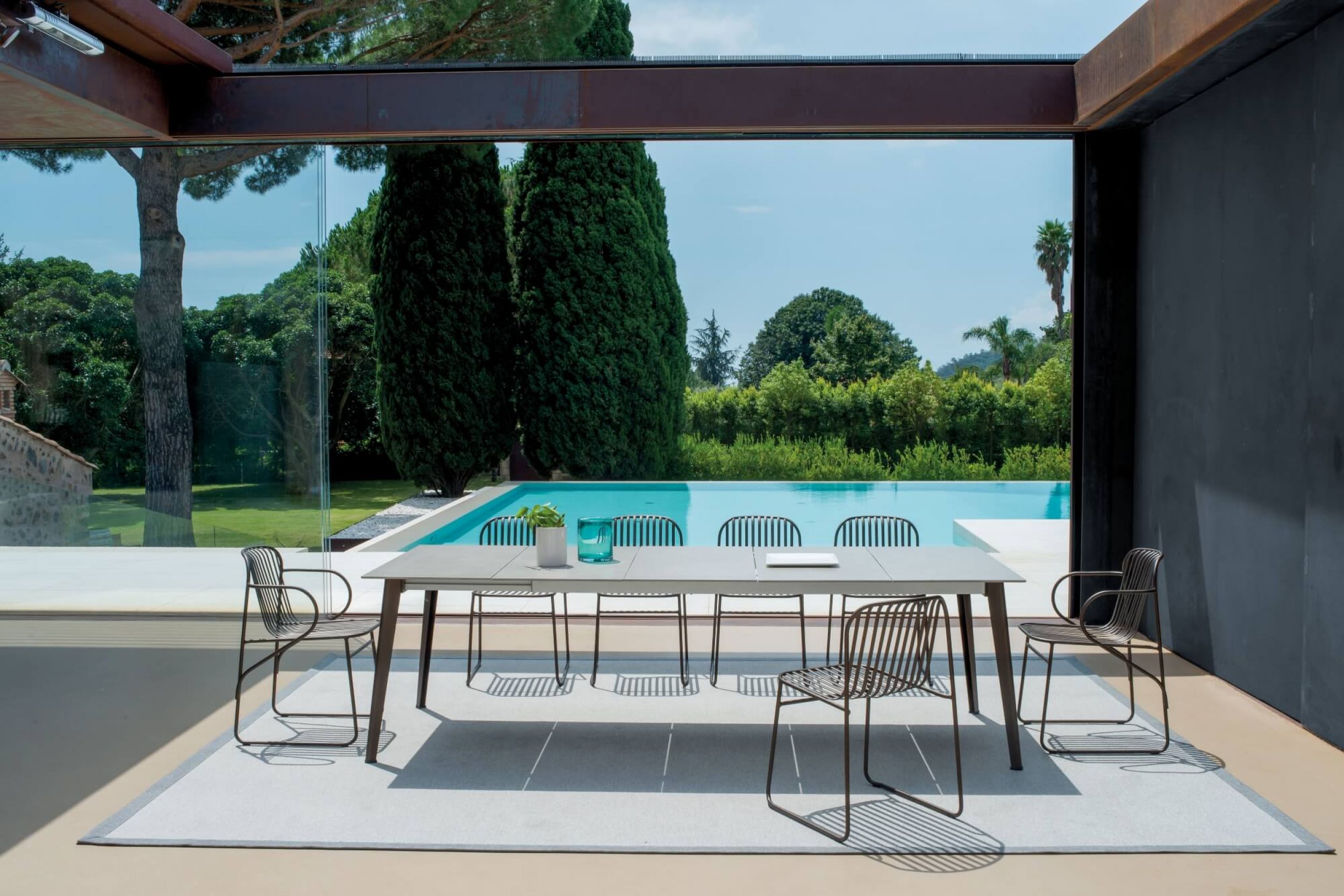 Chaise de repas graphique minimal en acier galvanisé collection Riviera par Emu à Nice