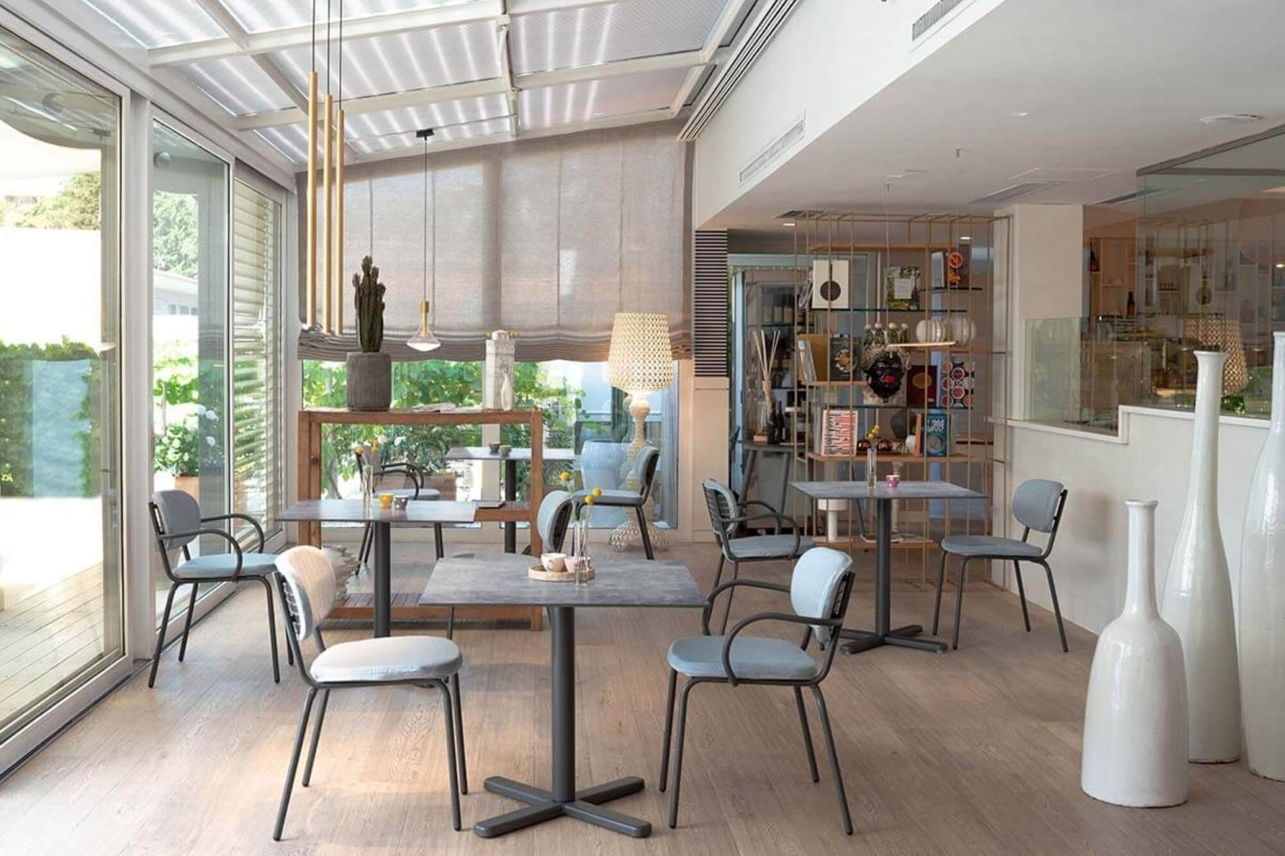 Chaise de repas aux lignes graphique collection Mom par Emu à Antibes