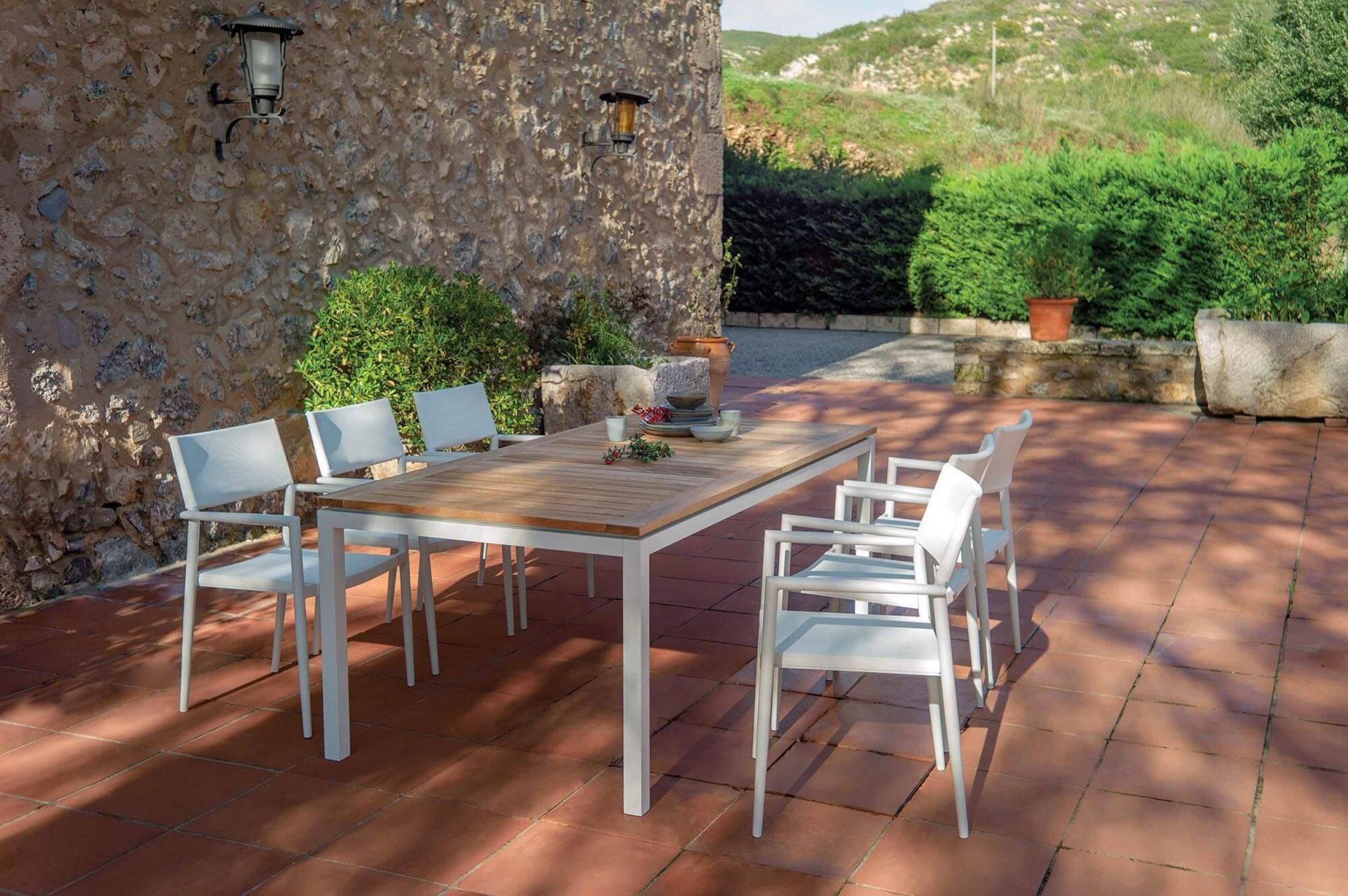 Table extensible en teck  et aluminium de la collection Essential à Aix