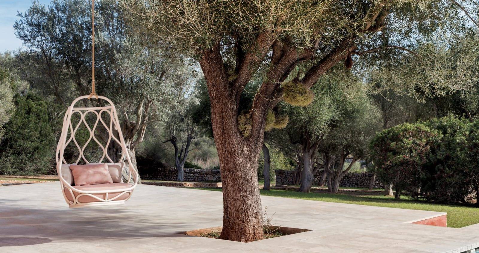 Fauteuil suspendu iconique, en tube d’aluminium et au design unique, collection Nautica par EXPORMIM à Cannes