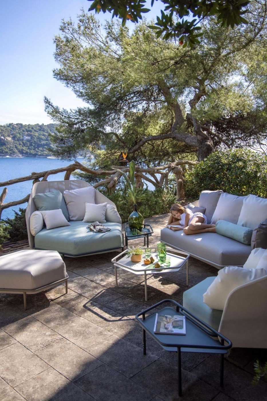 Salon de jardin élégant avec vue mer collection HIVE par Ego paris