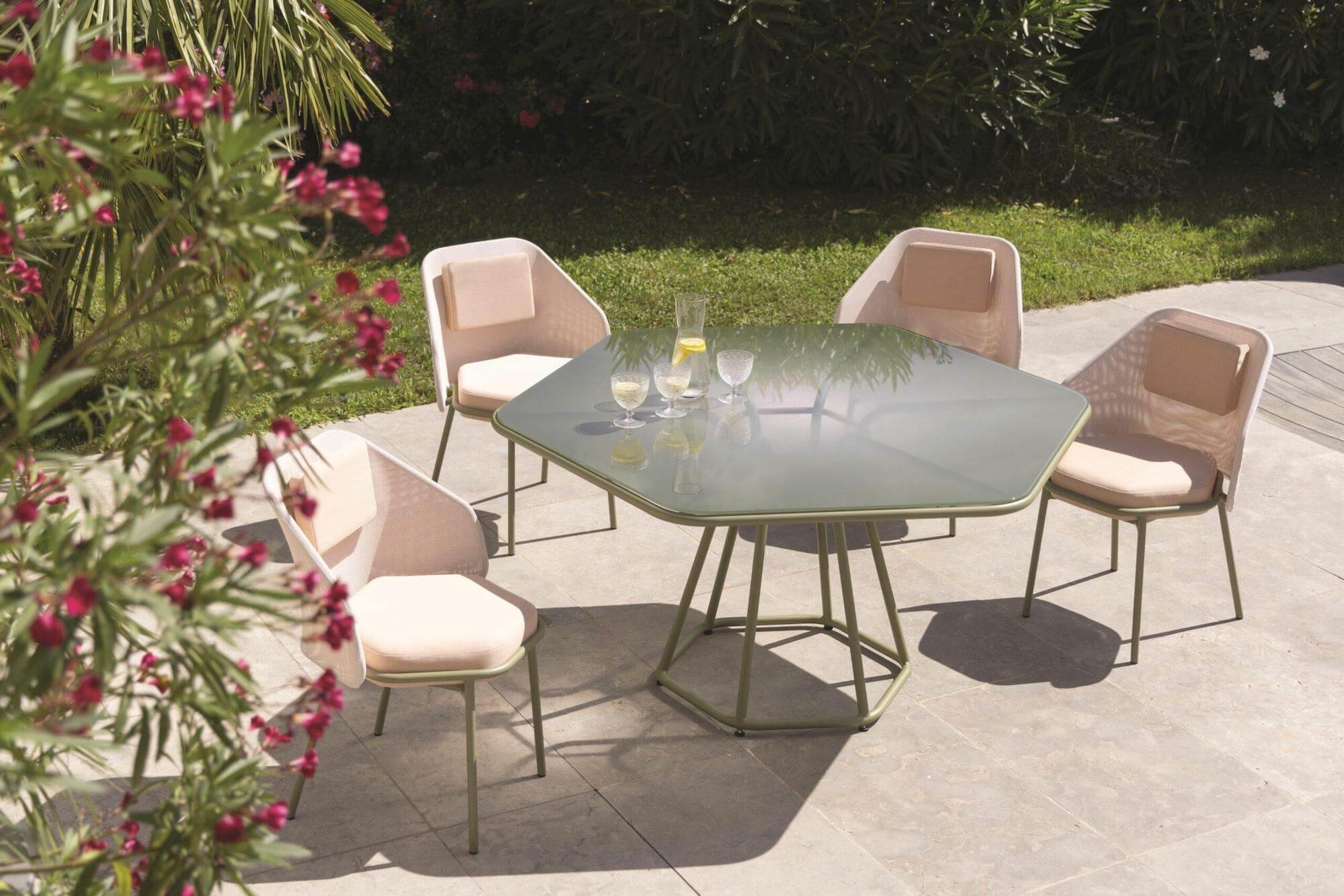 Table de repas design aux formes géométrique collection HIVE par Ego Paris 