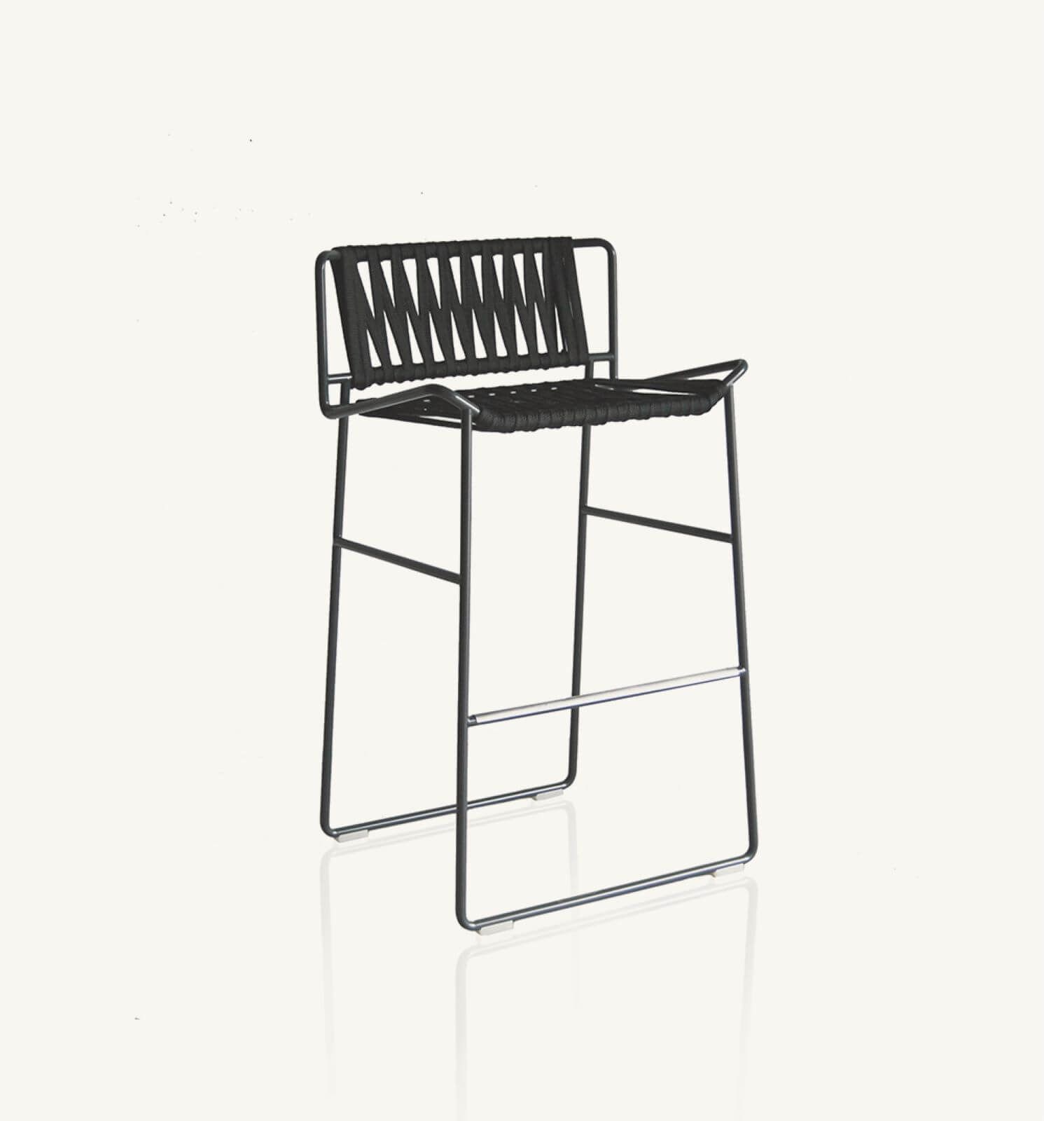 Packshot du tabouret en structure aluminium thermolaqué de la collection Out Line par Expormim à Strasbourg