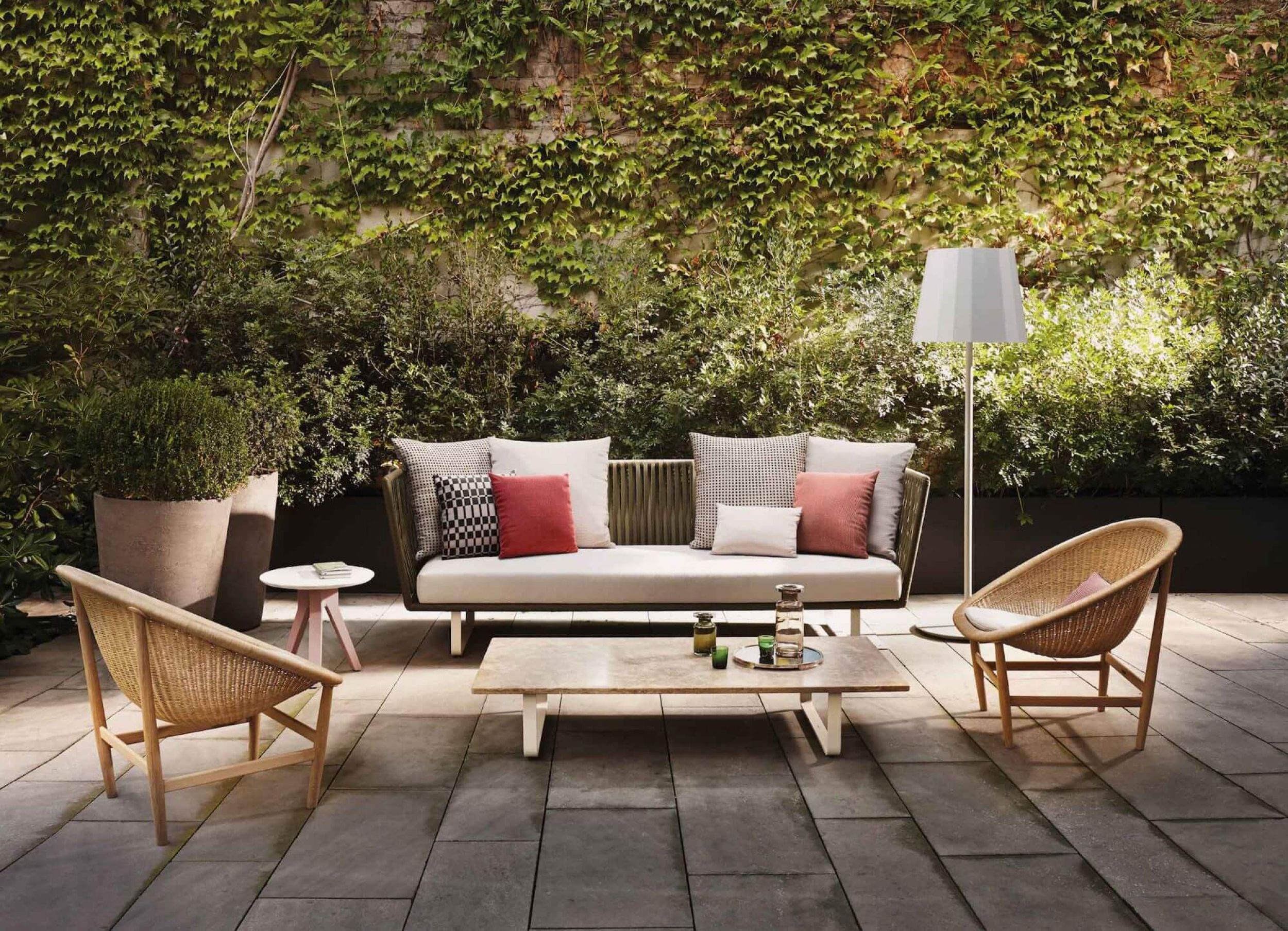 Salon de jardin avec fauteuil bas vintage en teck et en forme de panier rond par Kettal à Lyon