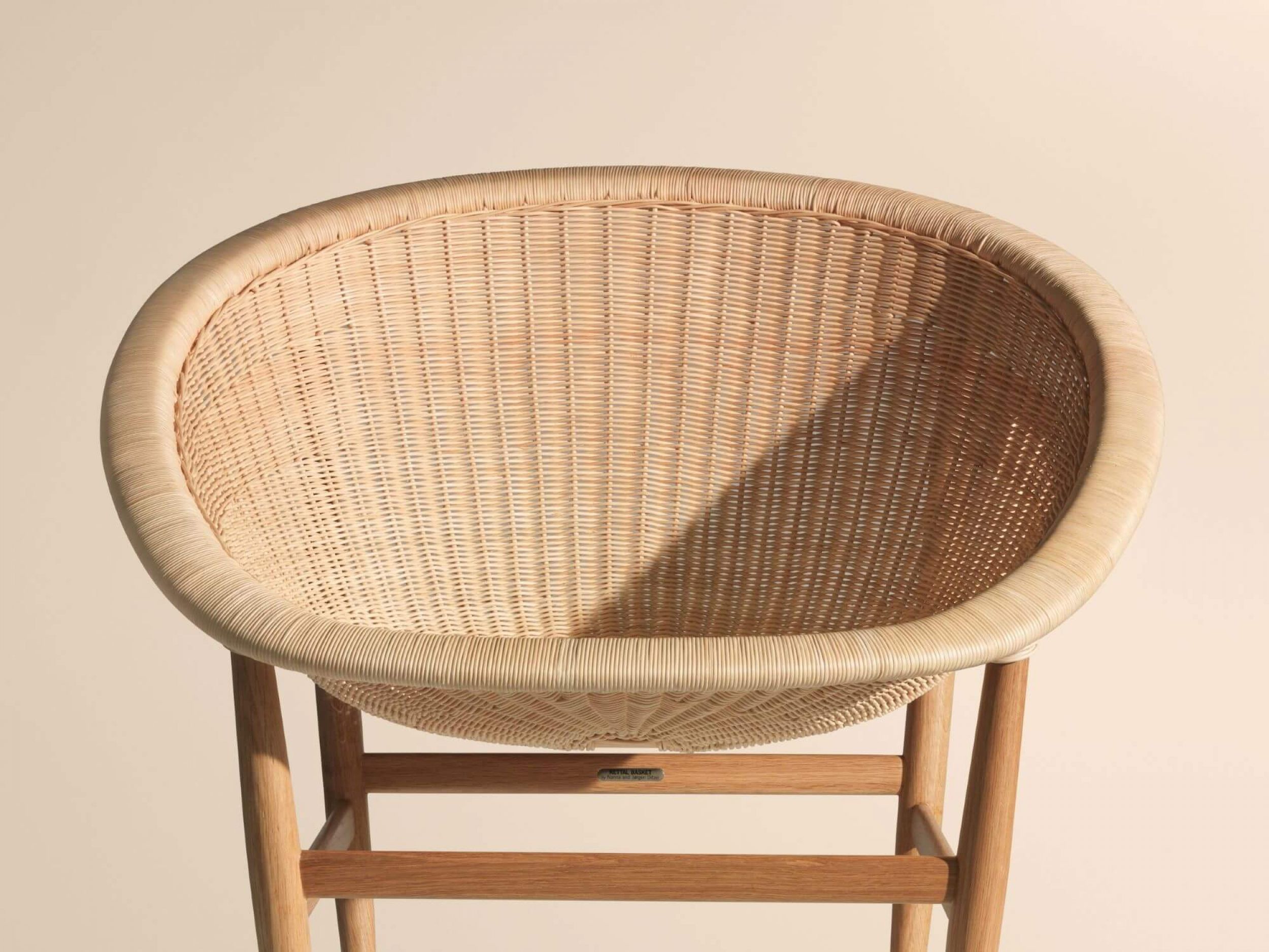 Fauteuil bas en teck et en forme de panier rond par Kettal à Marseille