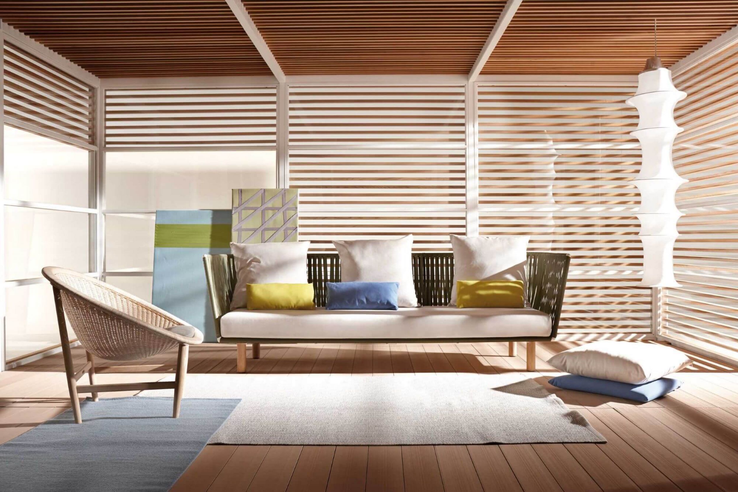 Fauteuil d'extérieur en teck et en forme de panier rond par Kettal à Aix