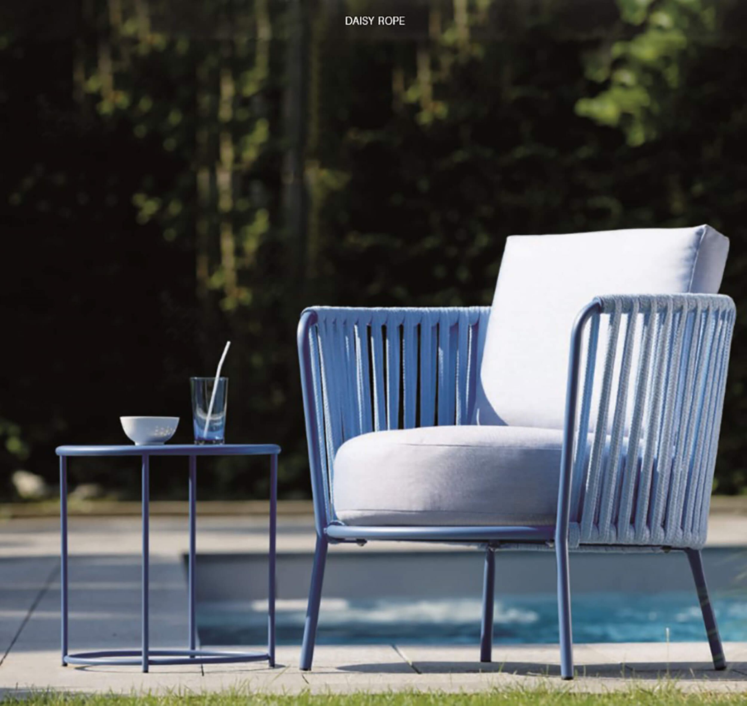 Fauteuil lounge d'extérieur bleu à cordes synthétiques collection Daisy Rope par Vermobil à Nice