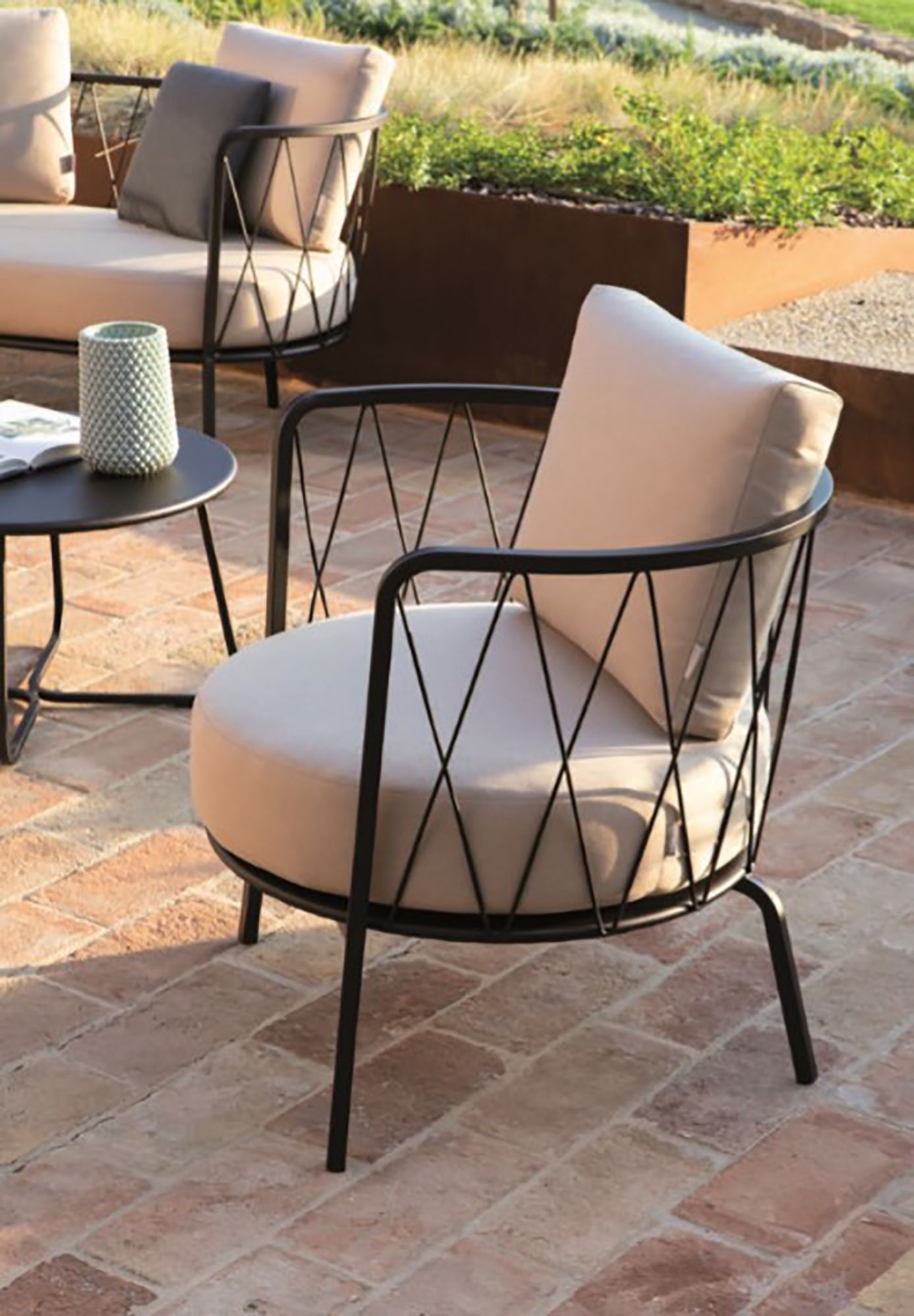 Fauteuil lounge de jardin avec accoudoirs en métal collection Daisy par Vermobil à Bordeaux