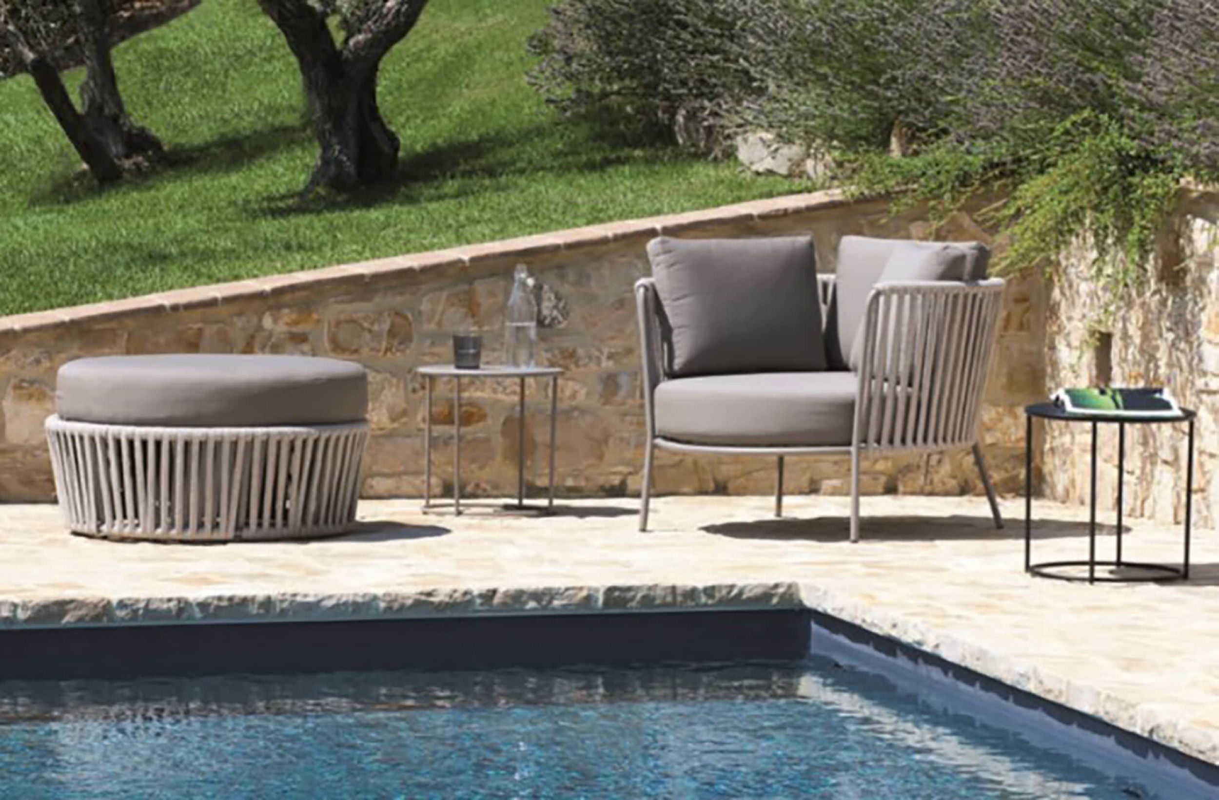 Fauteuil lounge maxi avec pouf d'extérieur collection Daisy Rope par Vermobil à Nice