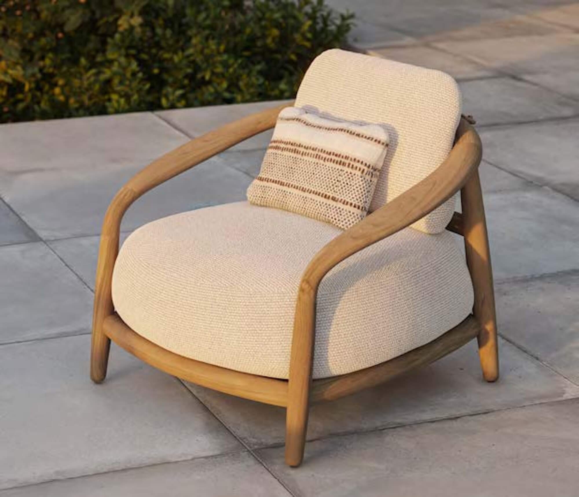 Fauteuil outdoor en bois teck, aux formes organiques à Nice 