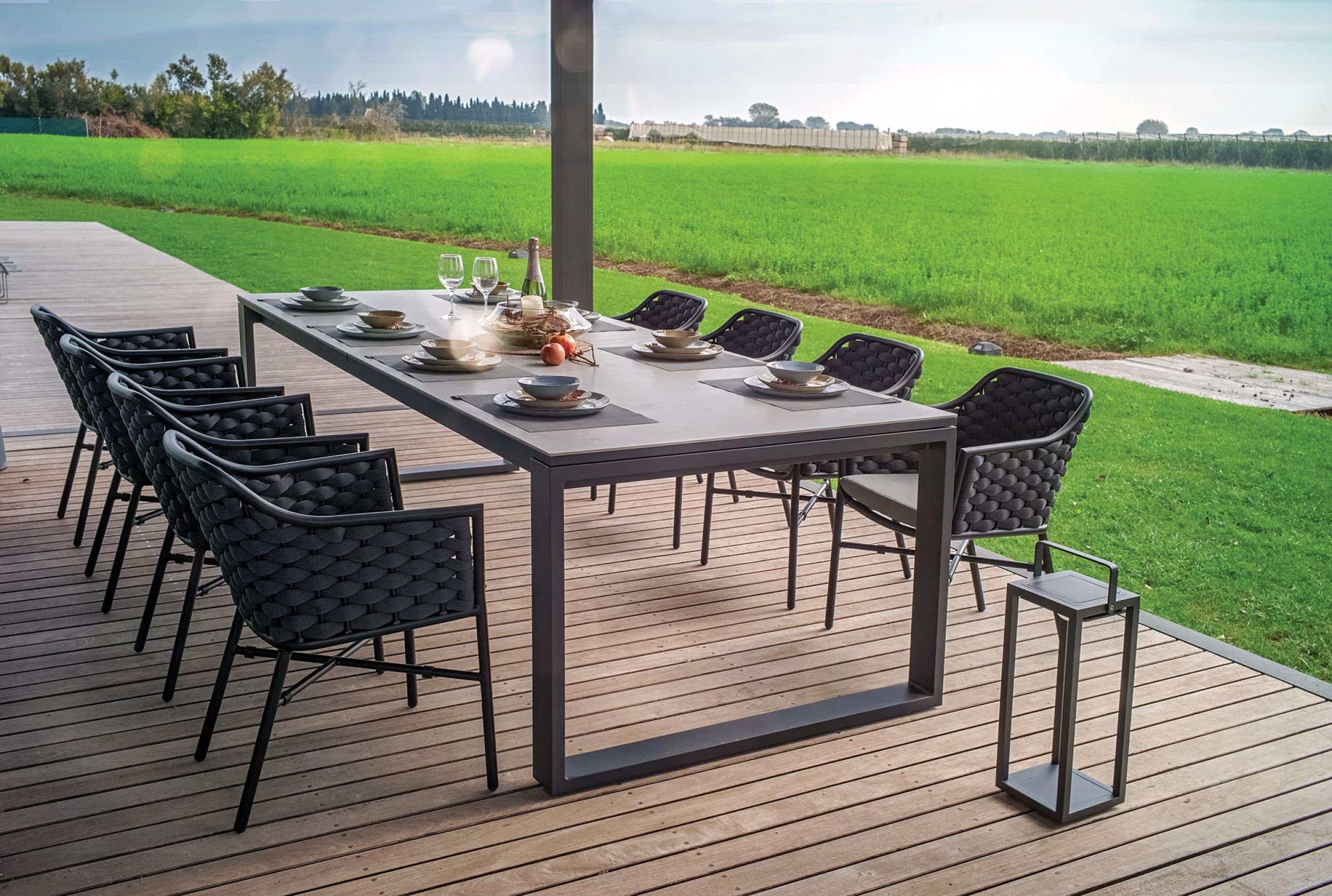 fauteuil de repas avec dossier arrondi et tressé de la collection RIO