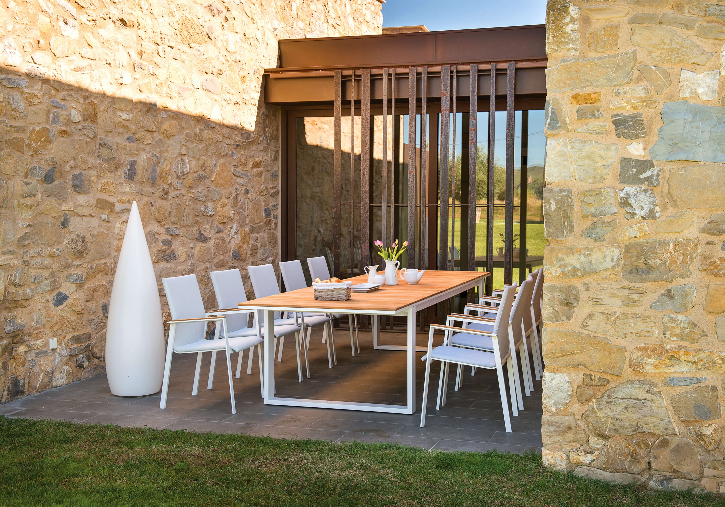 Table de jardin pour repas extensible avec plateau en teck à Cannes