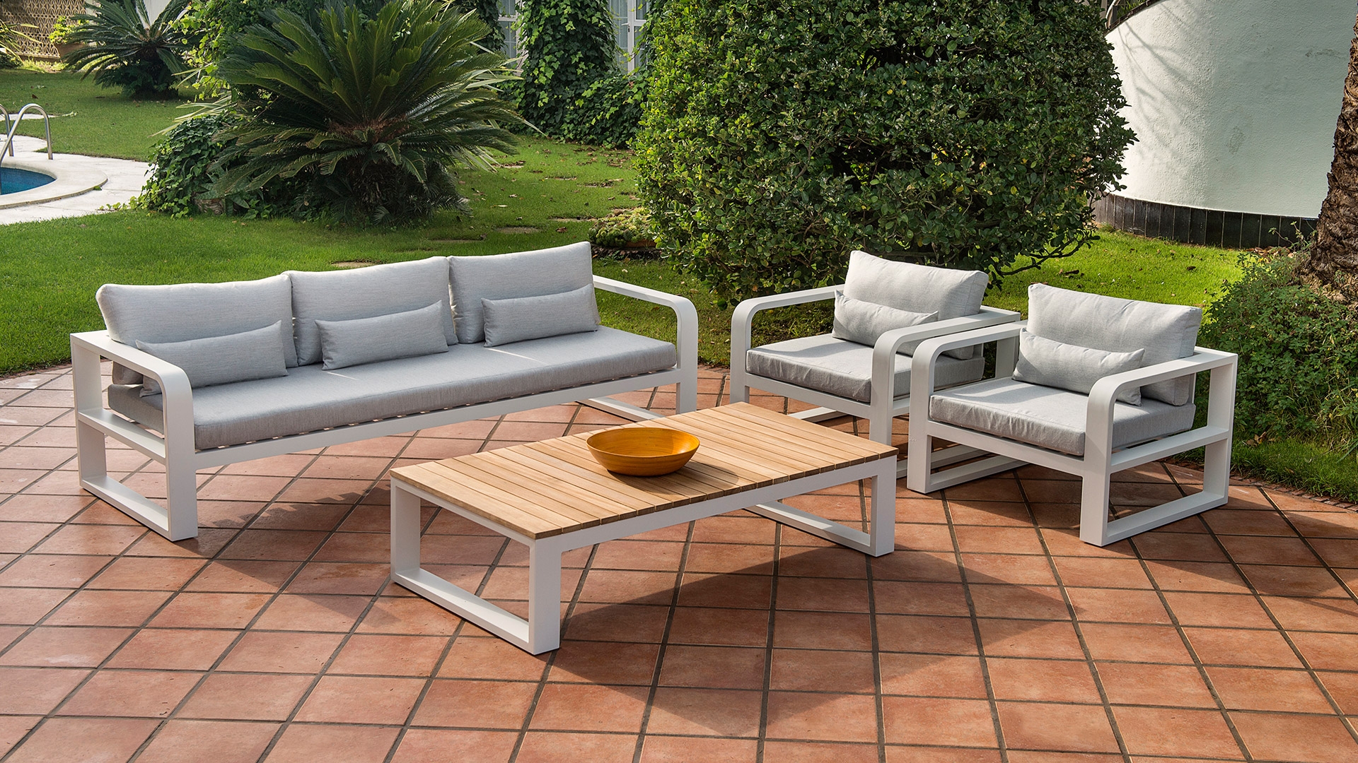 Canapé 3 places et fauteuils de la collection Fermo Cruve à Cannes