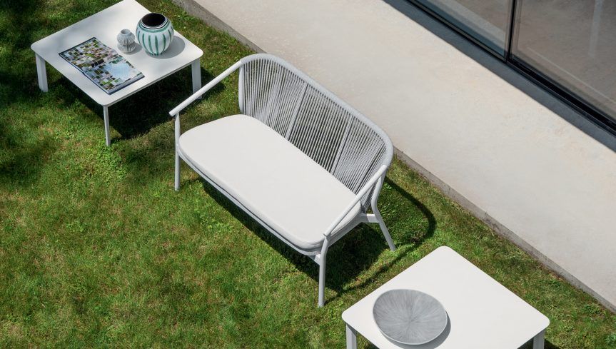 Vu d'ensemble du canapé de jardin blanc avec structure en aluminium et empiètement fin de la collection Smart par Varaschin à Bordeaux