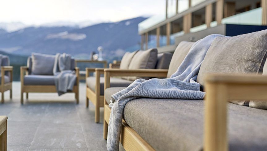 Zoom sur les canapés 2 places Bali par Varaschin à Cannes