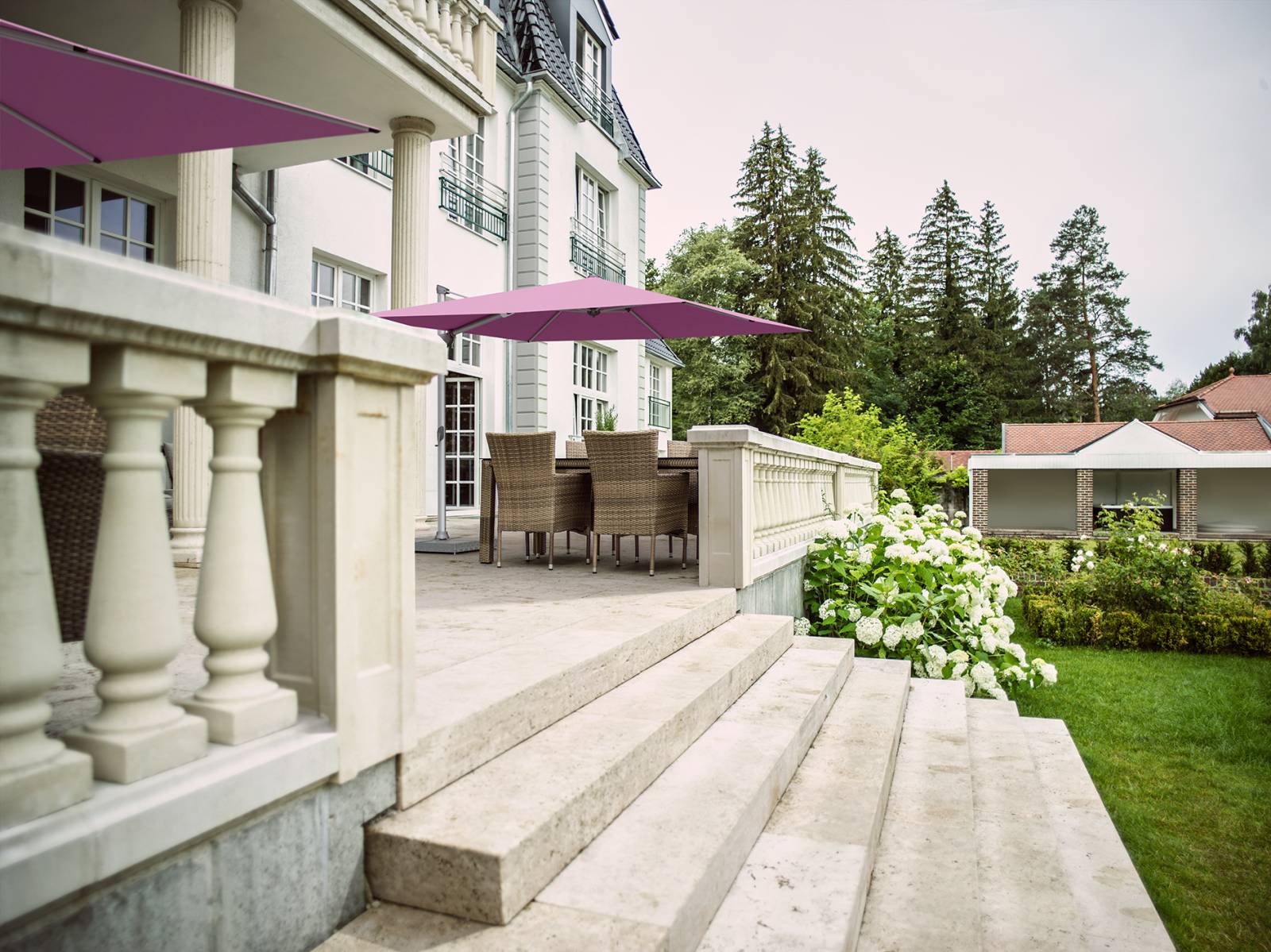 Aménagement d'une terrasse avec l'unique parasol Fortano par Glatz à Paris