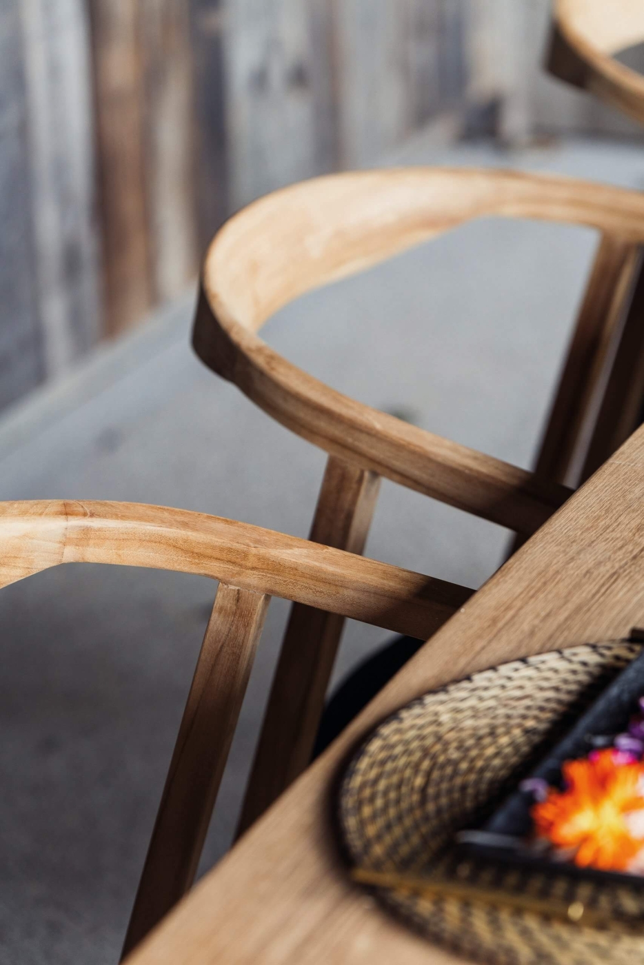 Fauteuil de repas en teck avec dossier arrondi et coussin gris clair, collection Cabrini