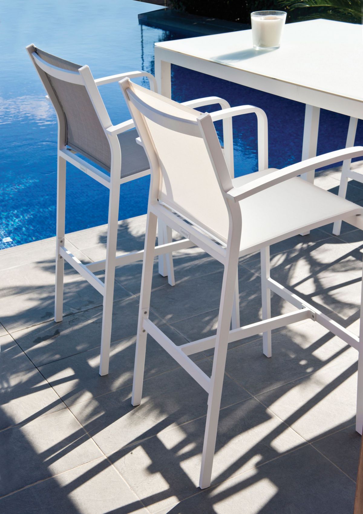 Chaise haute pour repas blanche et grise de la collection Gallis par Selection à Grasse