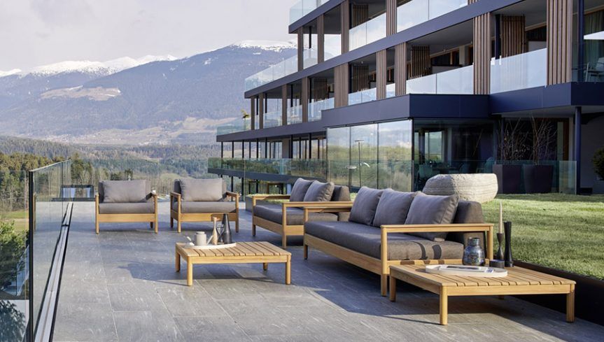 Canapé 2 places en teck et coussin d'assise de la collection Bali par Varaschin à Juans-les-Pins