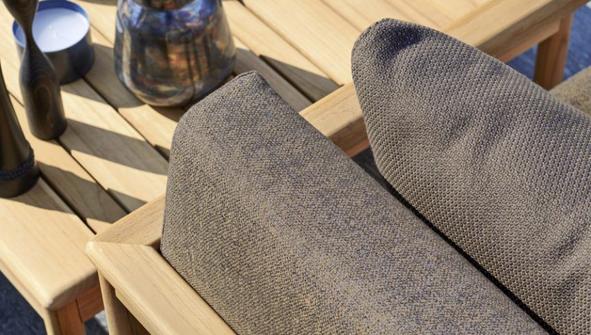 Zoom sur le coussin d'assise gris de la collection Bali par Varaschin à Paris