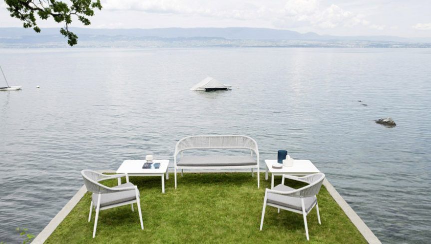Salon de jardin avec canapé fin et dossier tressé de la collection Clever par Varaschin à Roquebrune