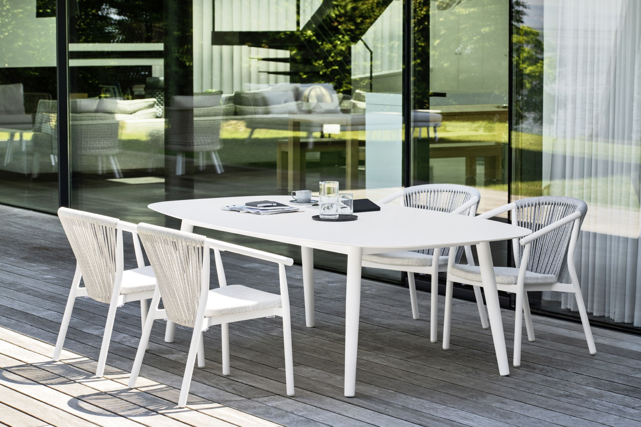 Table à manger en aluminium et plateau hpl ou céramique collection Ellisse par Varaschin