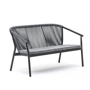 Zoom sur le canapé 2 places en anthracite avec dossier en cordes de la collection Smart par Varaschin à Lyon