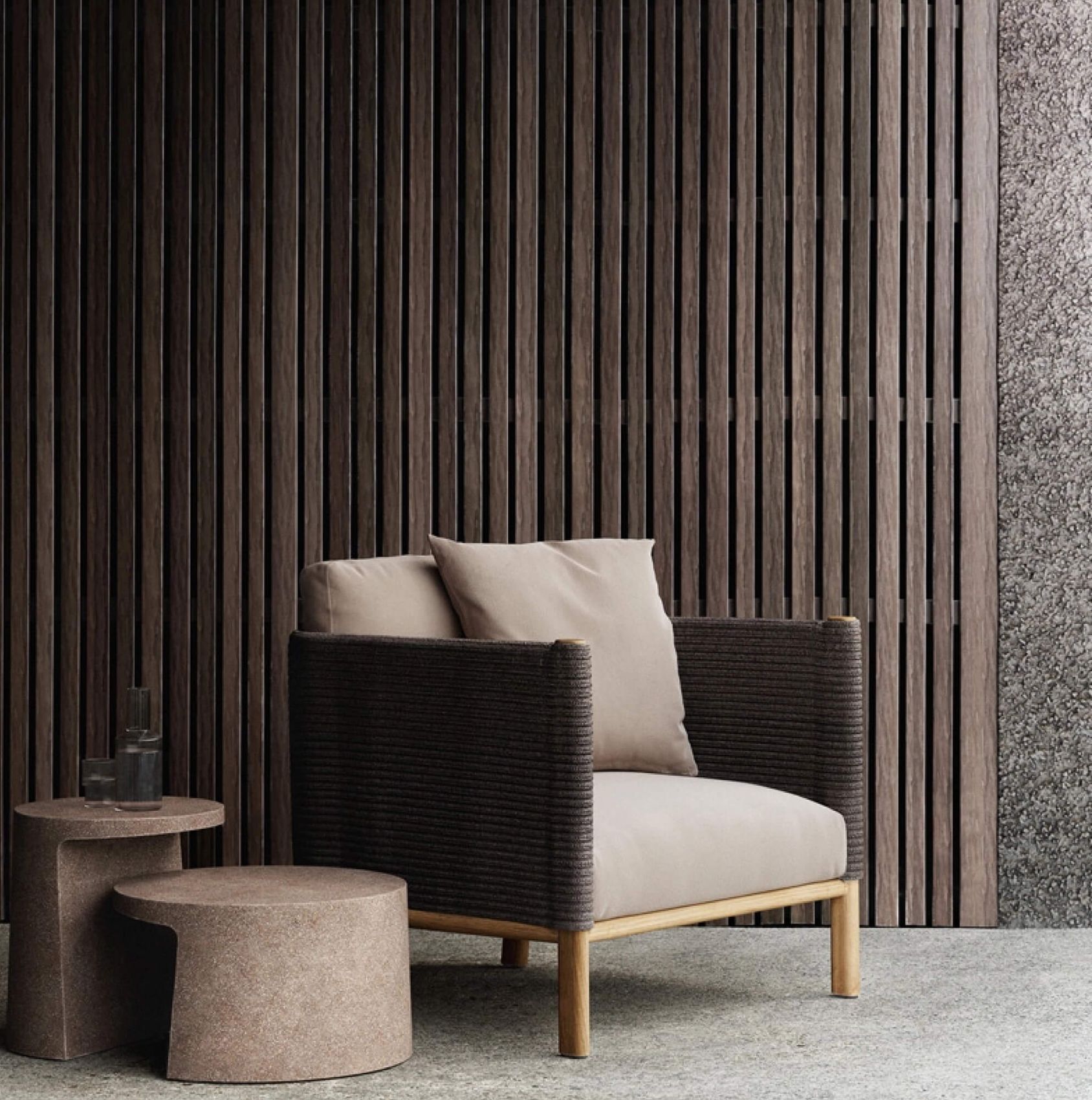 Fauteuil lounge d'extérieur en teck et en cordes torsadées collection Giro par Kettal à Paris