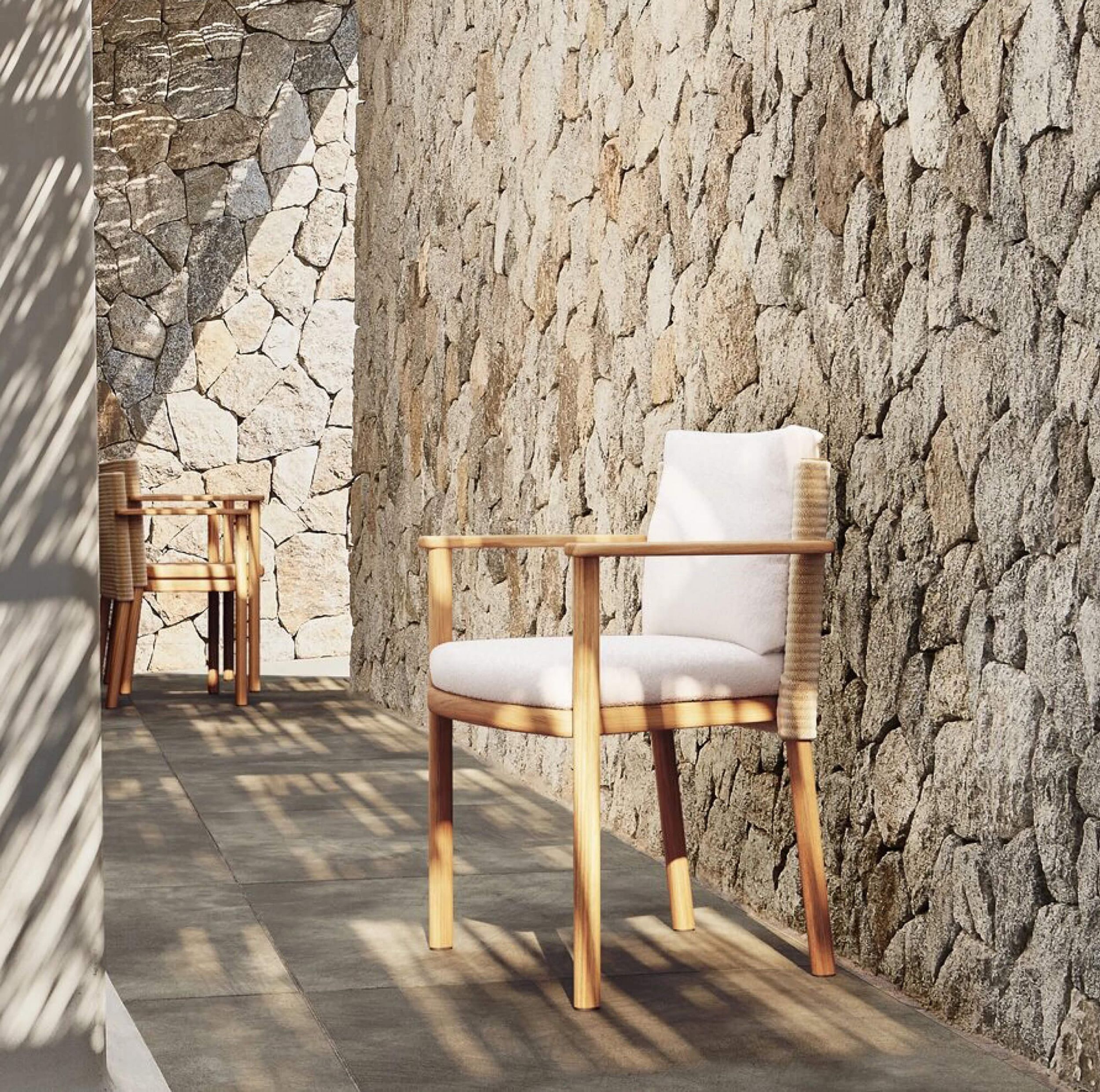 Fauteuil de repas empilable en teck et cordes torsadées collection Giro par Kettal