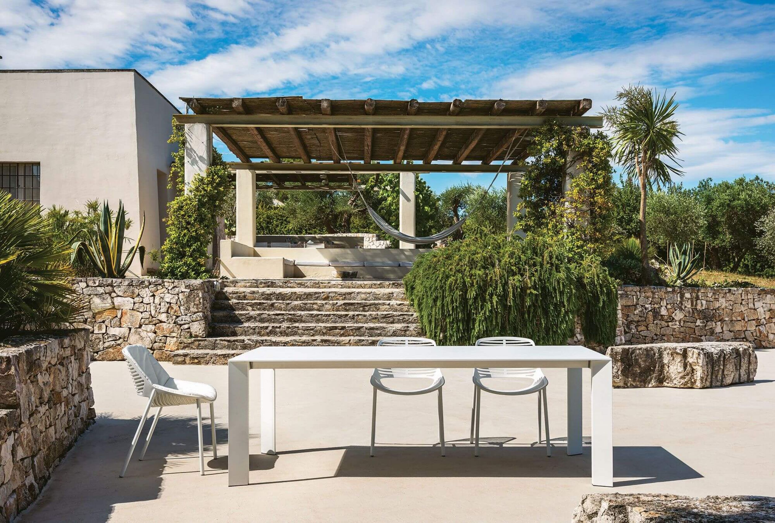 Table de jardin rectangulaire avec possibilité d’extension collection Grande Arche par Fast à Paris