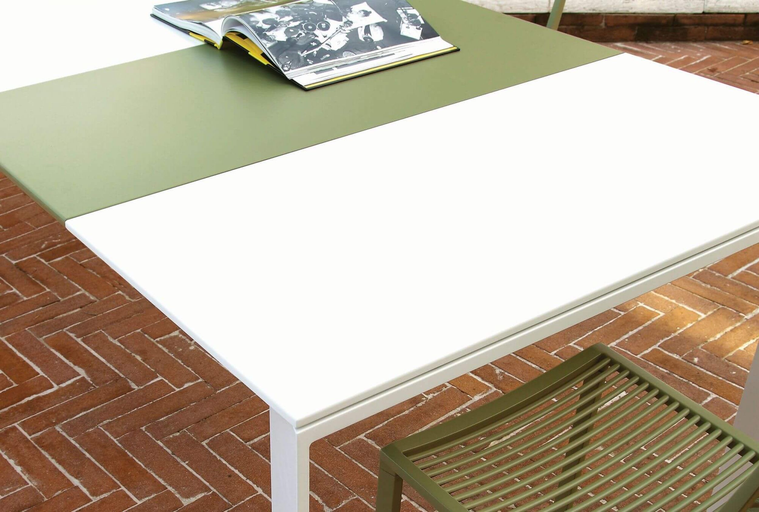 Table de jardin avec extension collection Grande Arche par Fast à Biarritz