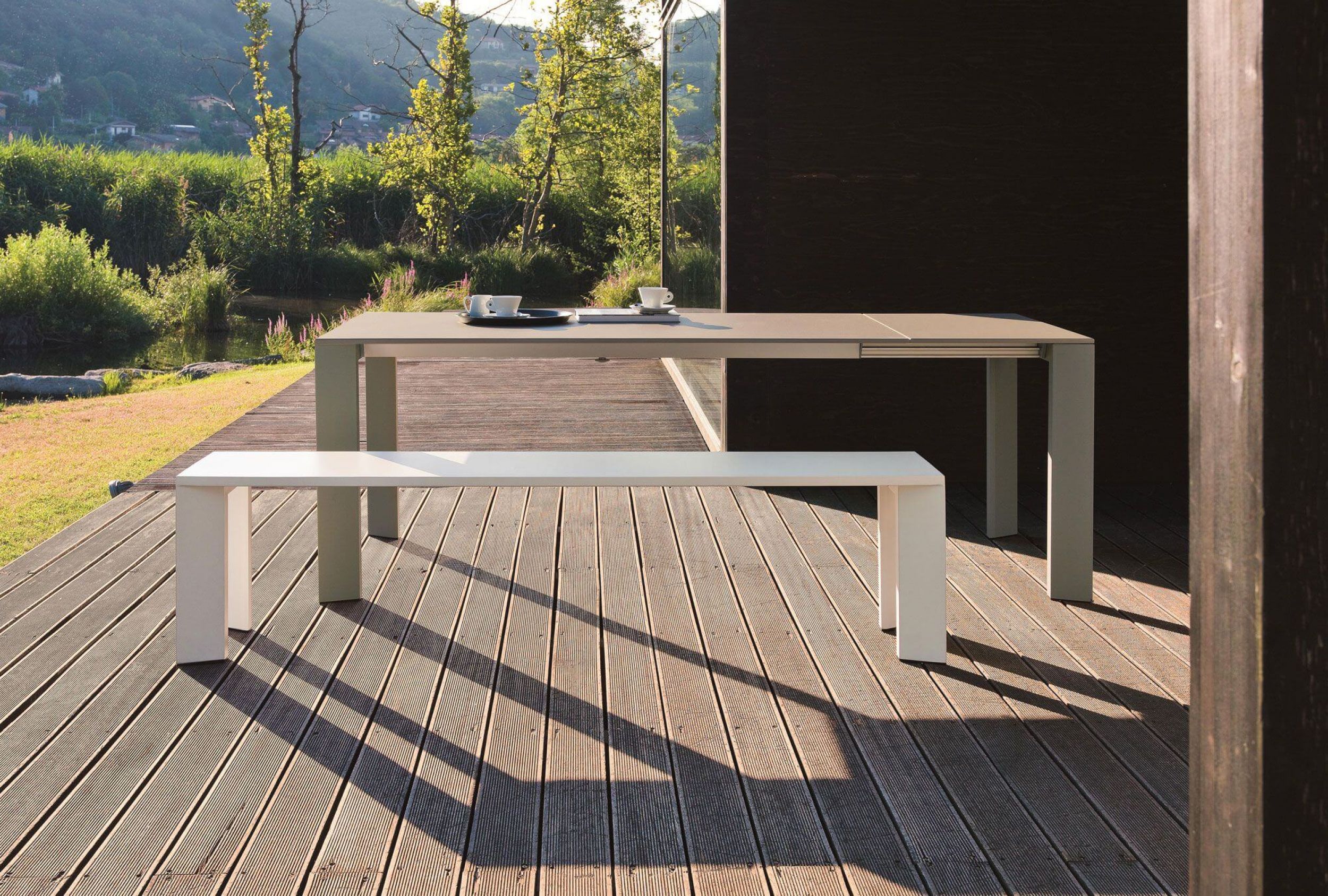 Table et banc d'extérieur avec possibilité d’extension collection Grande Arche par Fast à Marseille